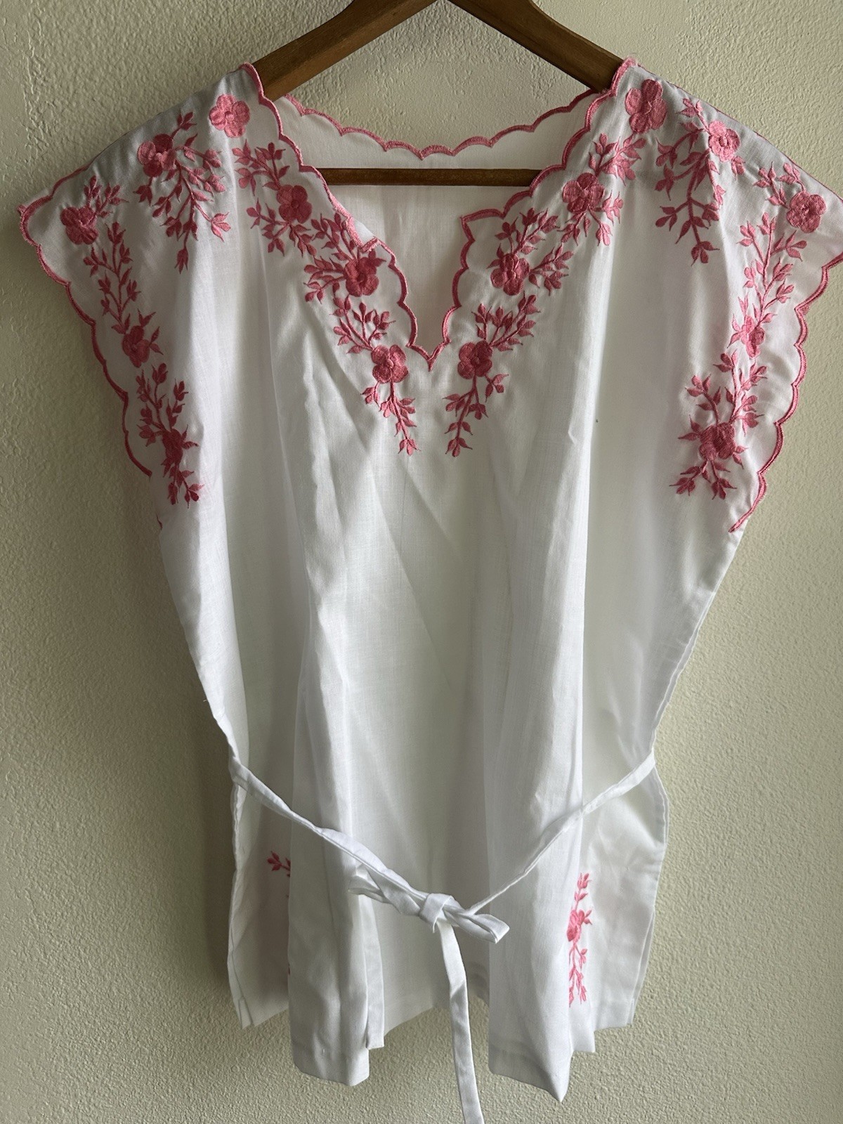 Vintage 70’s/80’s Embroidered Blouse with Tie Women’s Size M White and pink