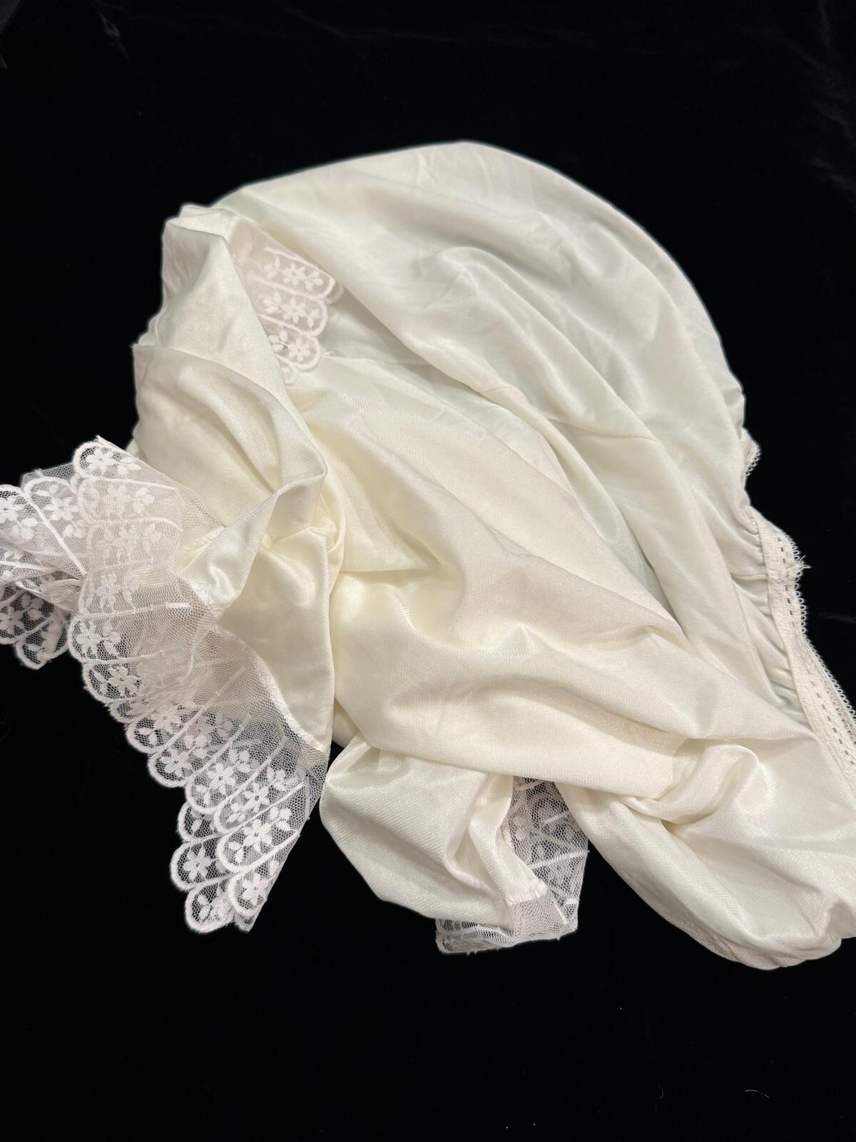 VTG 90’s Women’s Off White Nylon Wide Lace Elastic Waist Side Slit Half Slip L