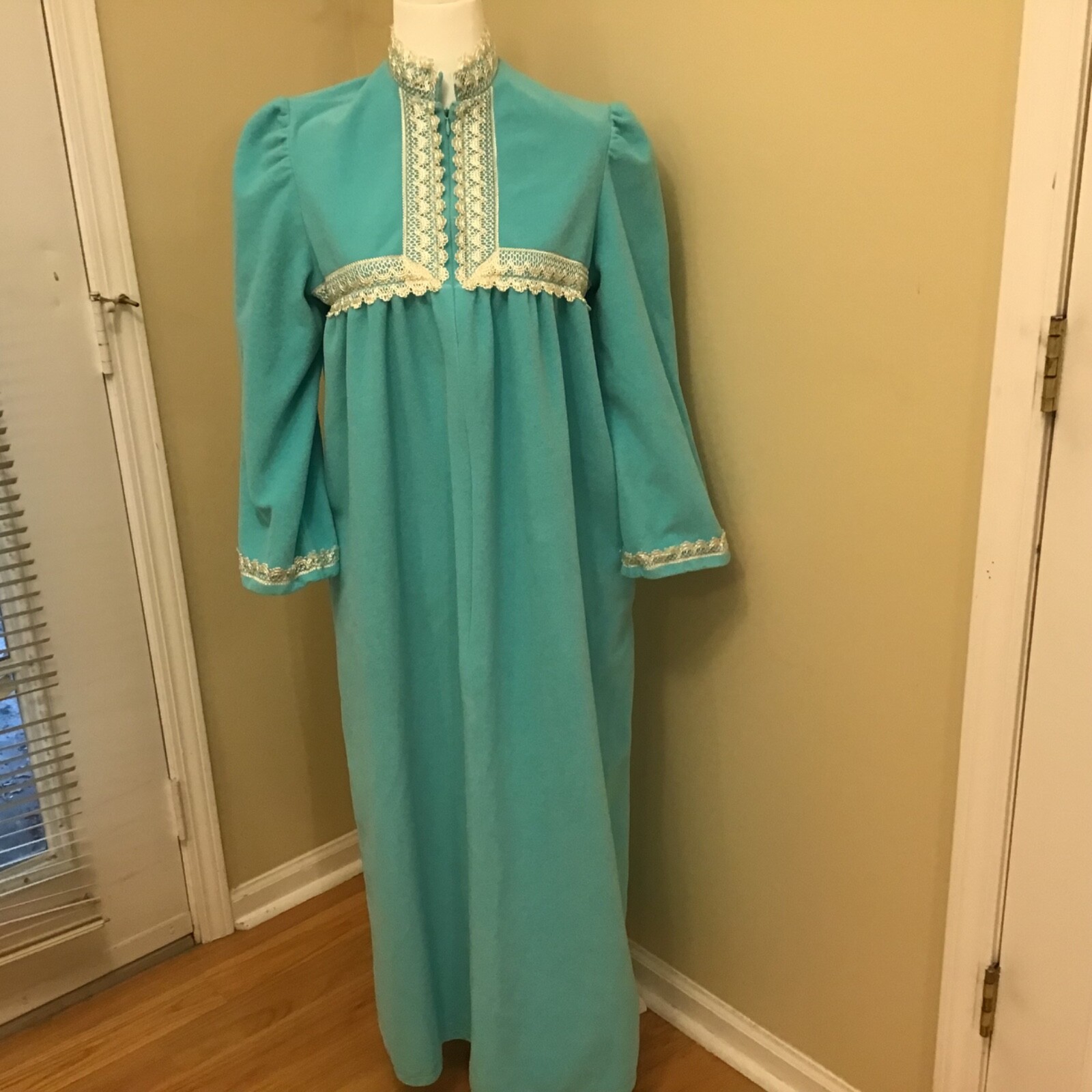 VTG Blue Robe Lace Stand Up Collar Puff Sleeves Pockets Grannycore Small USA