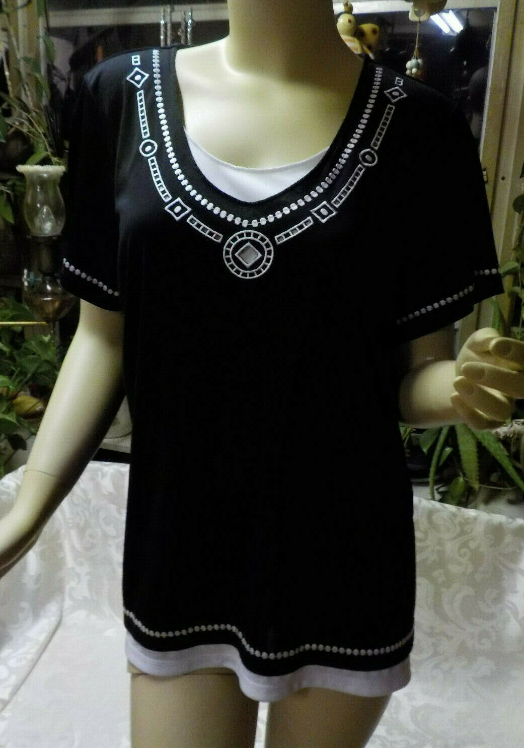 Tanjay Vintage 2 Fer Top Size L Black W White Embroidery Short Sleeve Scoop Neck