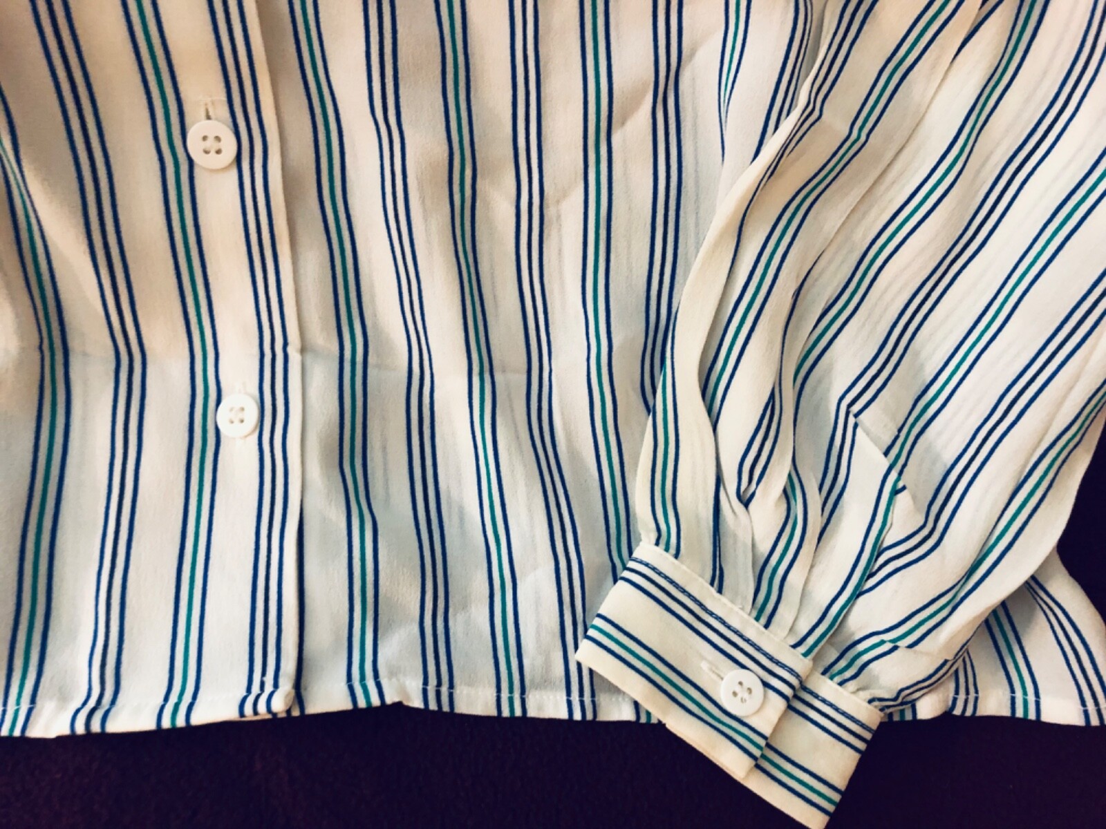 Women’s size 10 long sleeve Liz Claiborne rayon blouse 25” length chest 22″