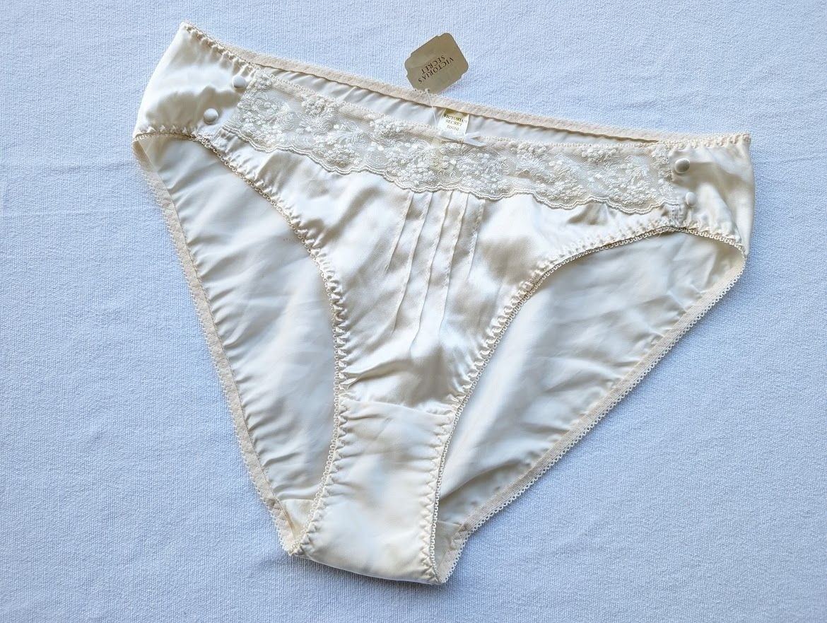 Victoria’s Secret Vintage Gold Label Panties Size S/5 Lace Bridal 100% Silk NEW