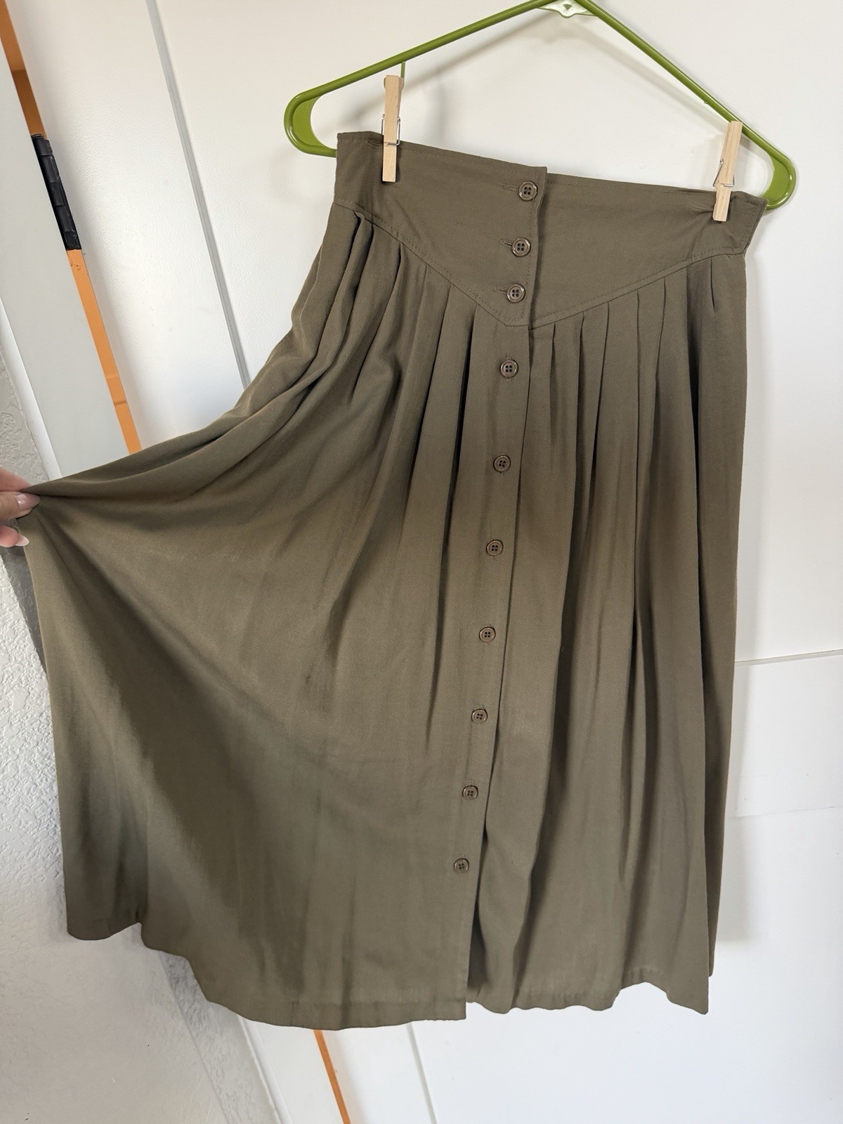 Vintage Walnut Sportswear Medium A Line Flowy Skirt Olive Color V Shape Front