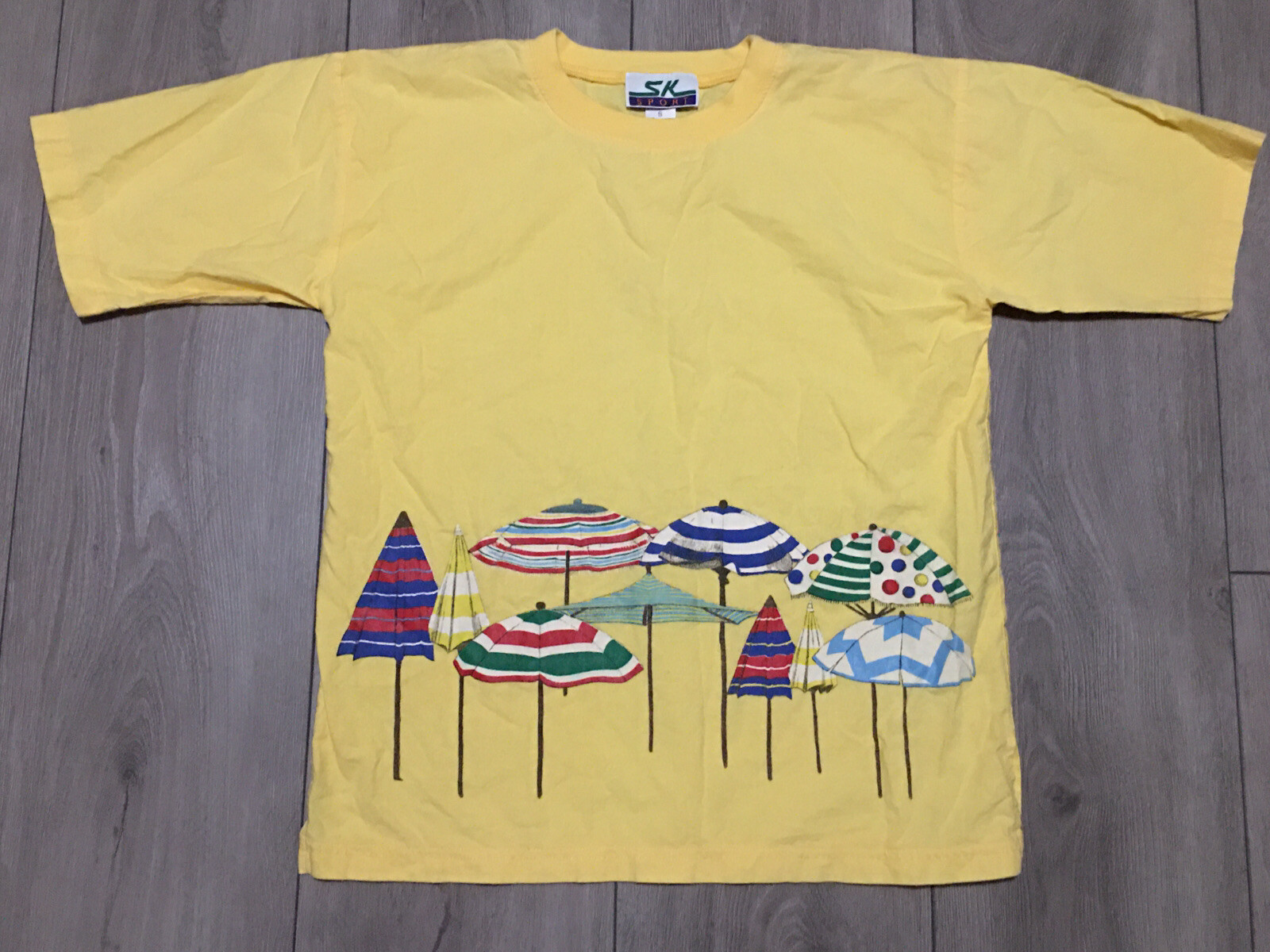 Vintage 1990’s SK Sport Yellow Surfing Beach T-shirt Men’s Sz Small Umbrellas