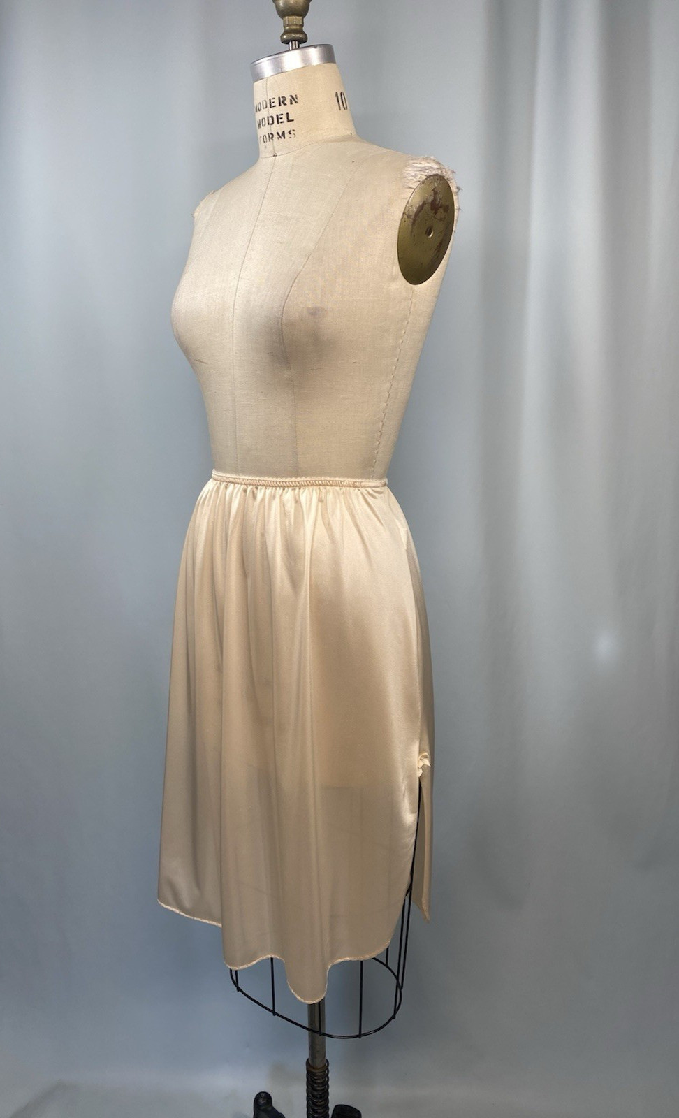 BALI Vintage Half Slip SIZE LARGE beige slit long length 25″ classic
