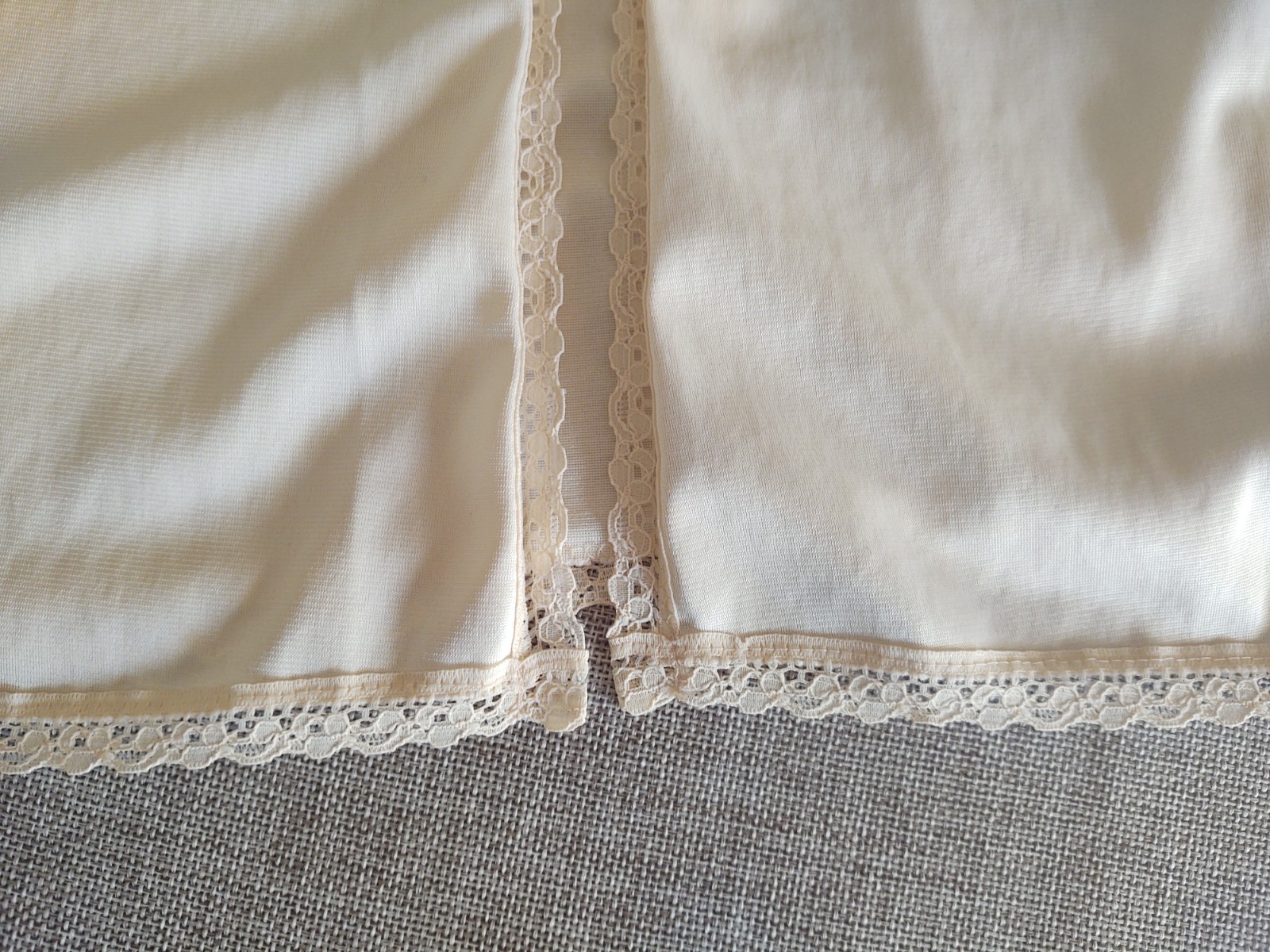 Vintage Silky Soft Nylon & Lace CREAM Half Slip VANITY FAIR Slit Large SS WOW!
