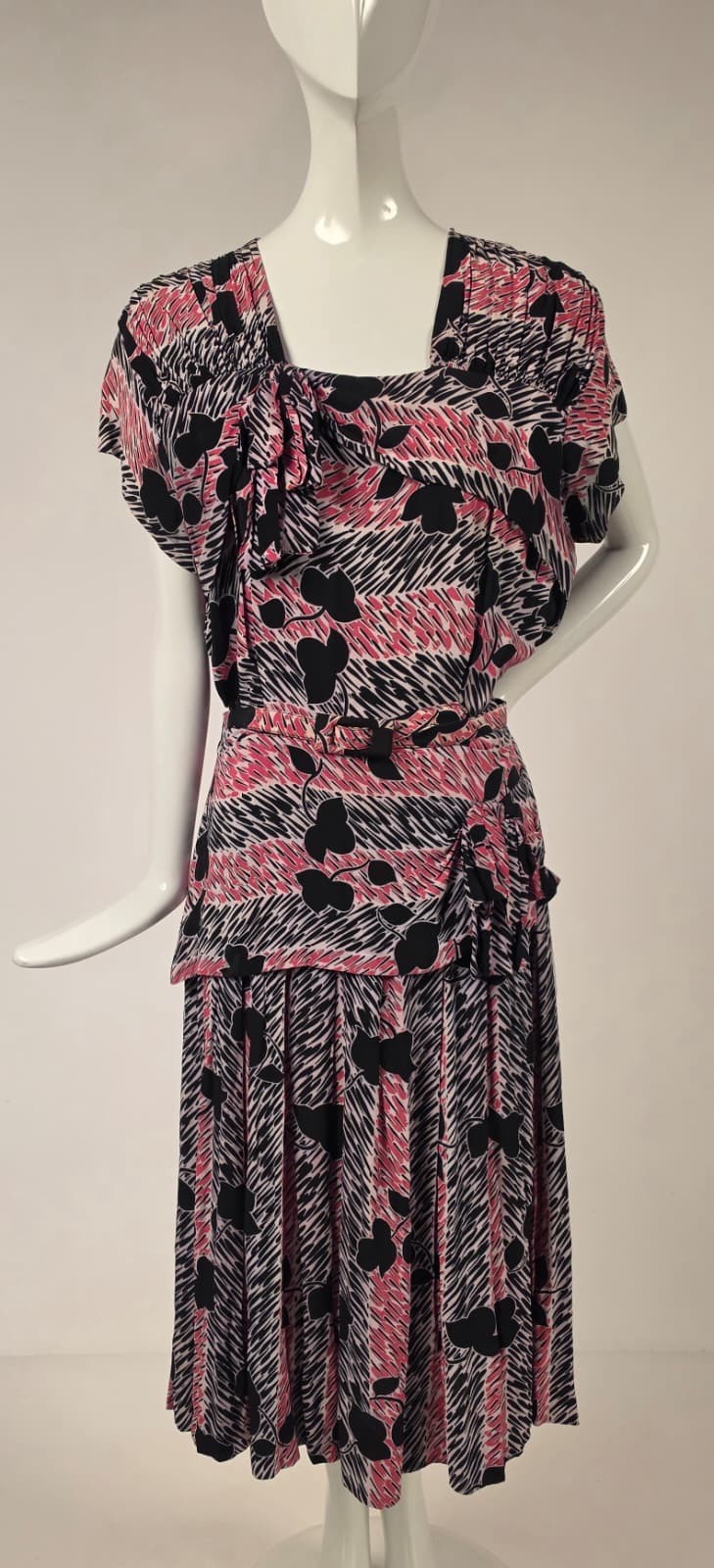 BEAUTIFUL VINTAGE 1940’S PINK + BLACK PRINT RAYON DRESS W STRIPE + LEAF PATTERN