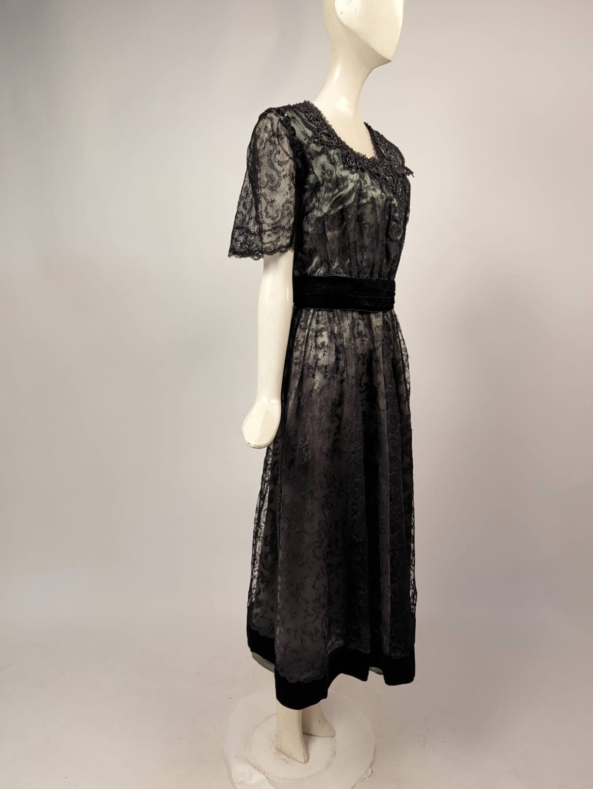 EDWARDIAN BLACK CHANTILLY LACE PARTY DRESS W SEQUINS + JET BEADS