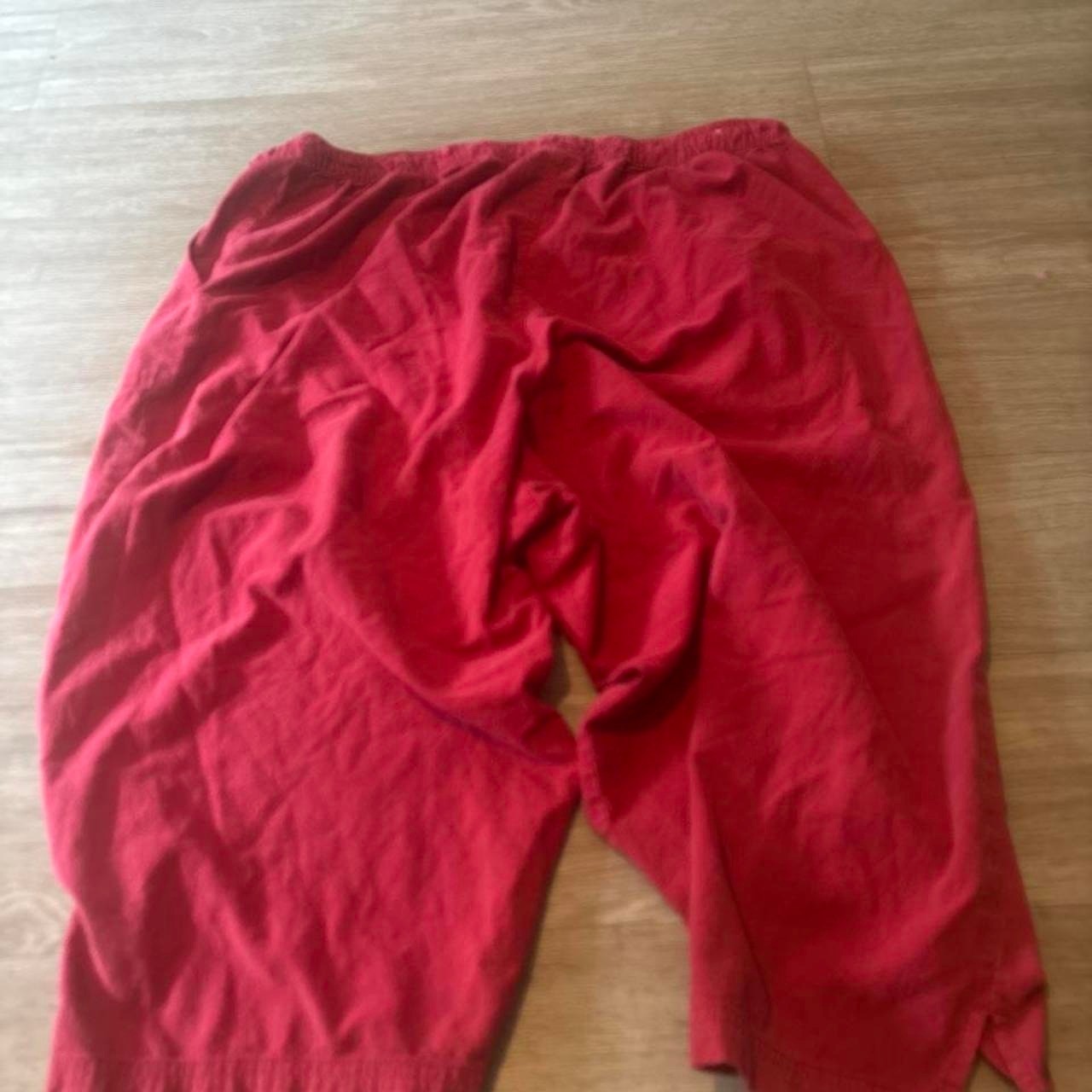Vintage White Stag red pull-on capri pants in a lightweight cotton blend