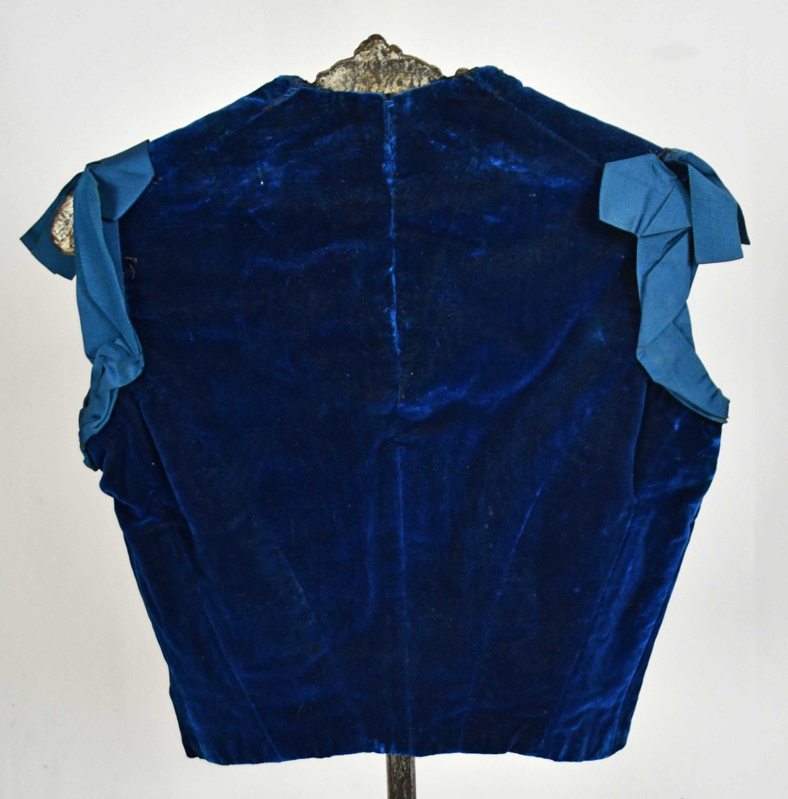 VICTORIAN BLUE VELVET VISITING DRESS, 1895