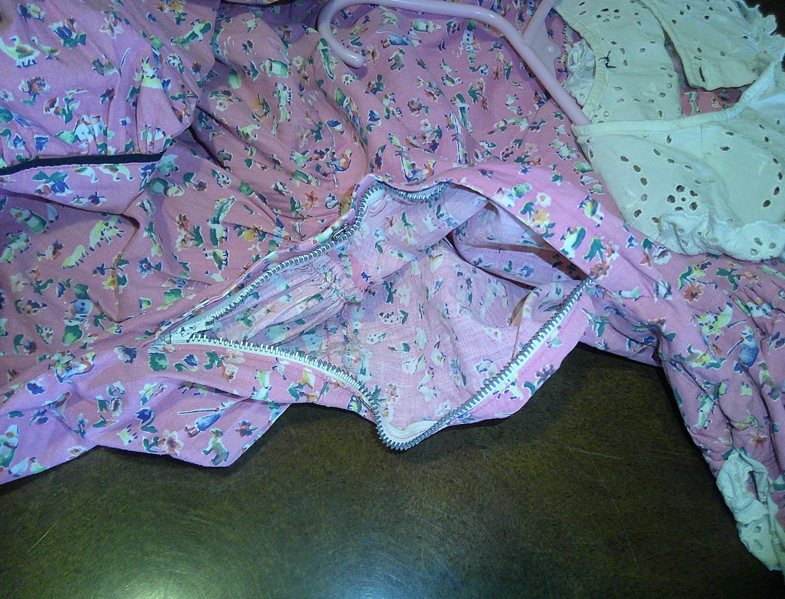 1930s Short Puff Sleeve Cotton Dress Pink Lace Collar 3 Button Back – Side Zip