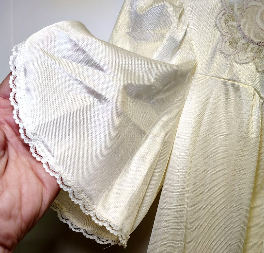 Vintage Dixie Bell Housecoat Womens M 36 Ivory Lace Button Front Pockets USA