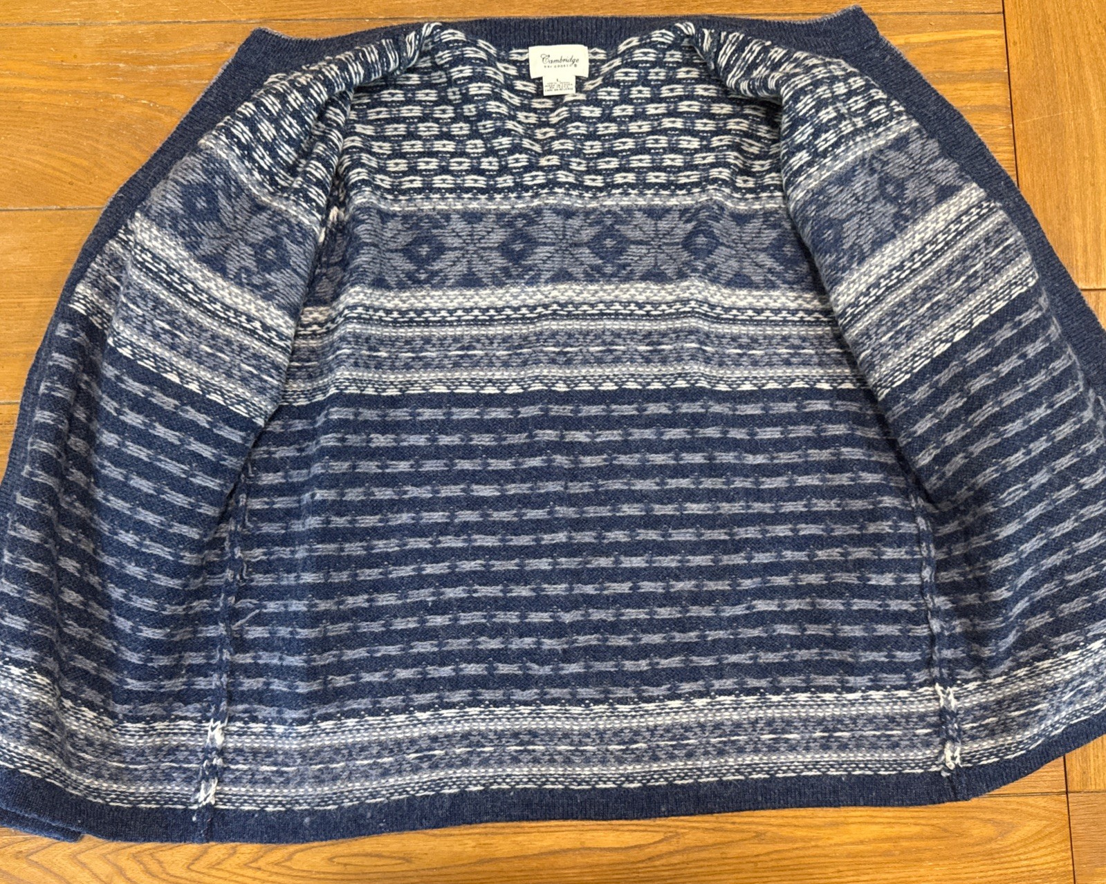 Cambridge Dry Goods 100% Wool Sweater Cardigan Snowflake Metal Button Hook Large