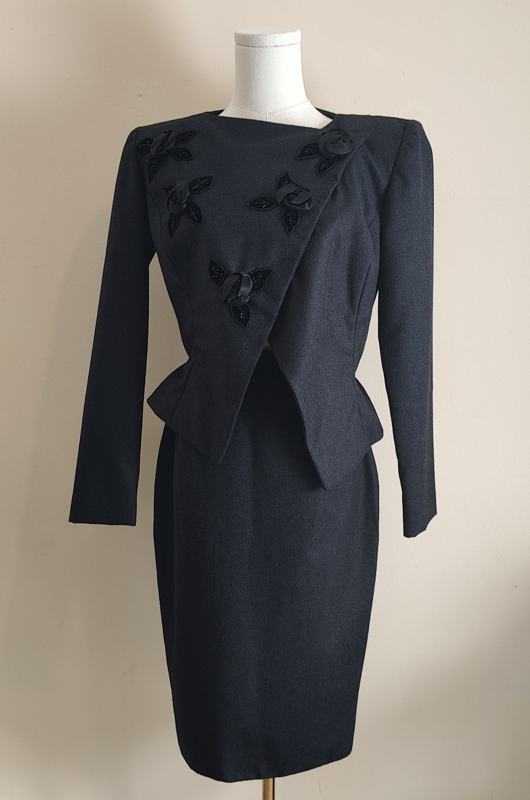 Vicky Tiel Couture Bergdorf’s VTG Black Wool Suit Rose Applique – FR Size 36
