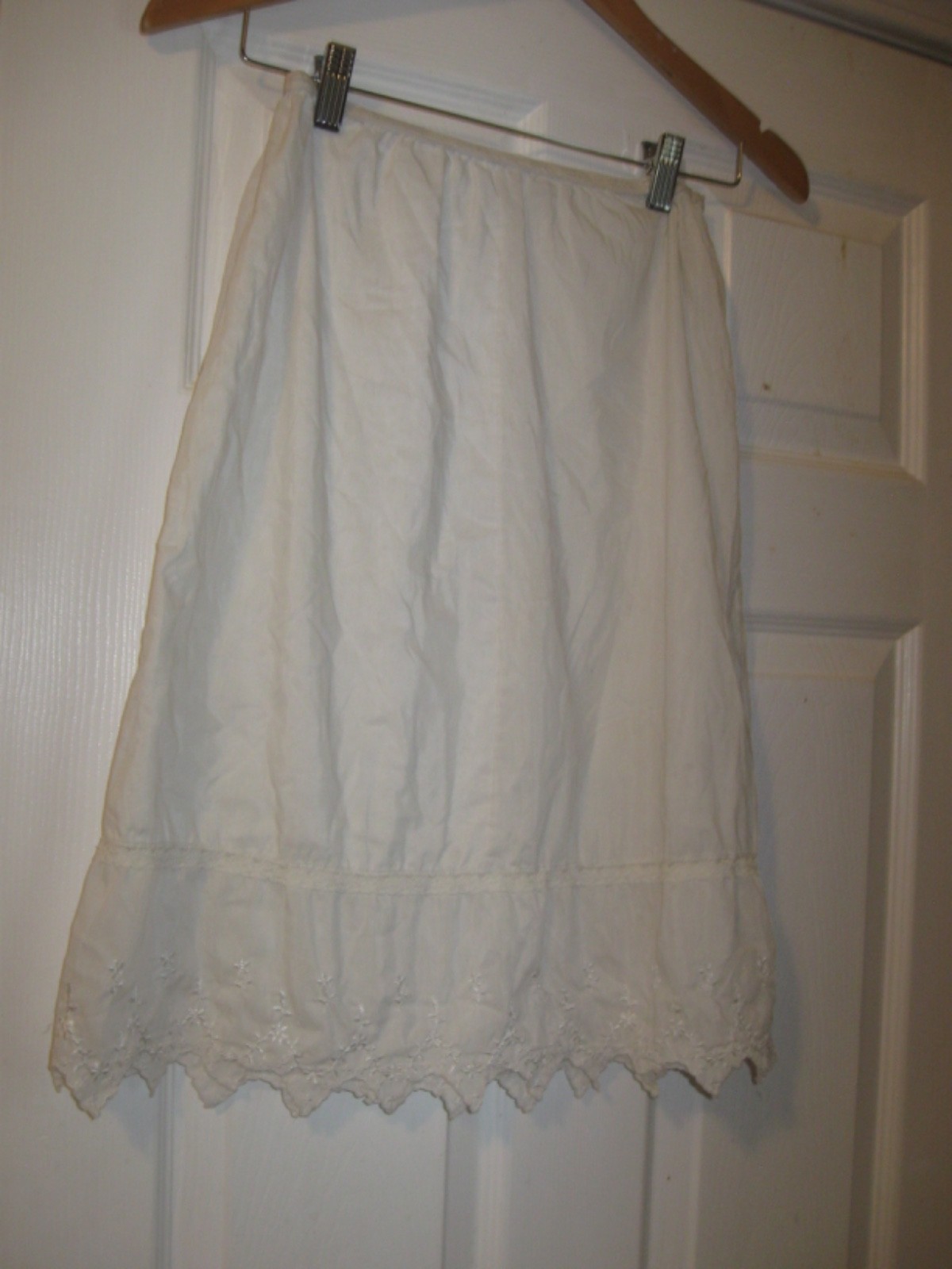 Vintage Women’s Beautiful Embroidered Lace Trimmed 1/2 Slip Size Petite M White