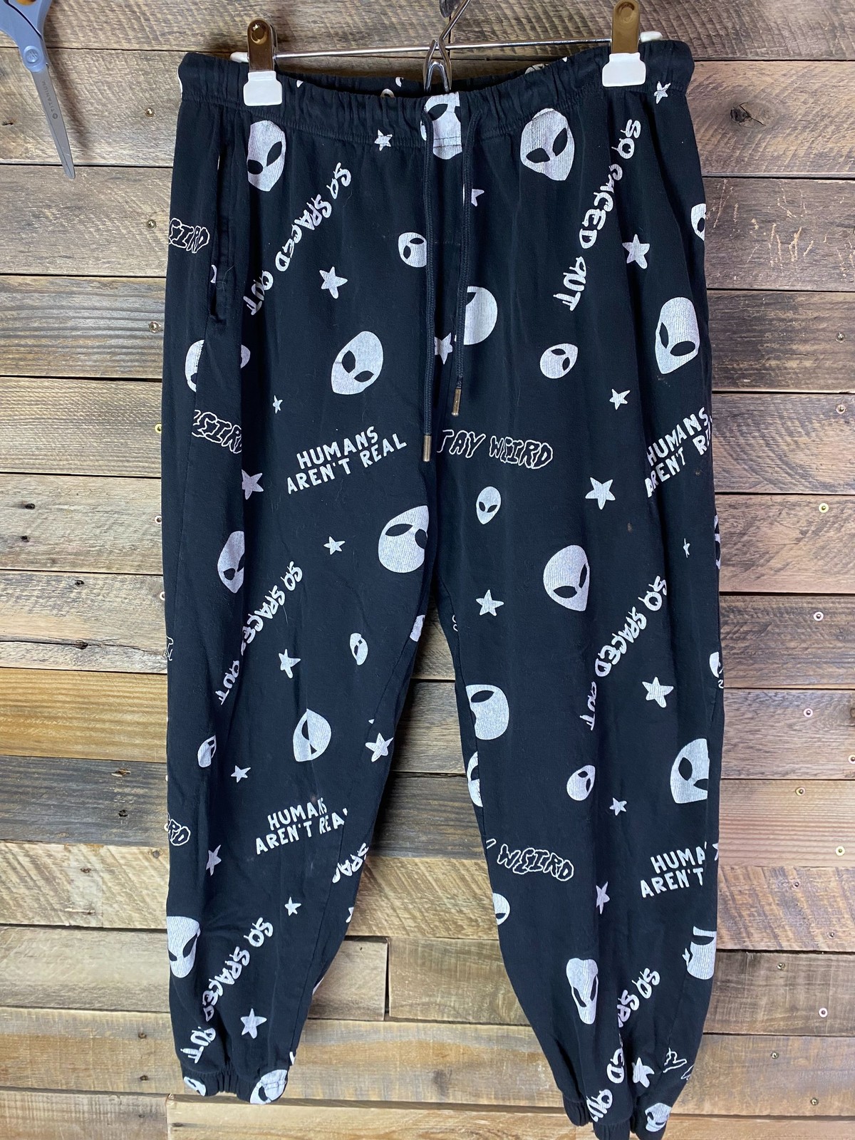 Stay Weird Alien Jogger Sweatpants Women’s XL Black „Humans Aren’t Real”