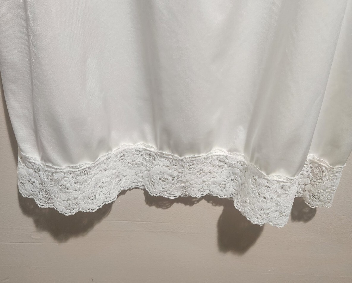 Vintage Vanity Fair White Fancy Lace Hem Nylon Half Slip Sz Med