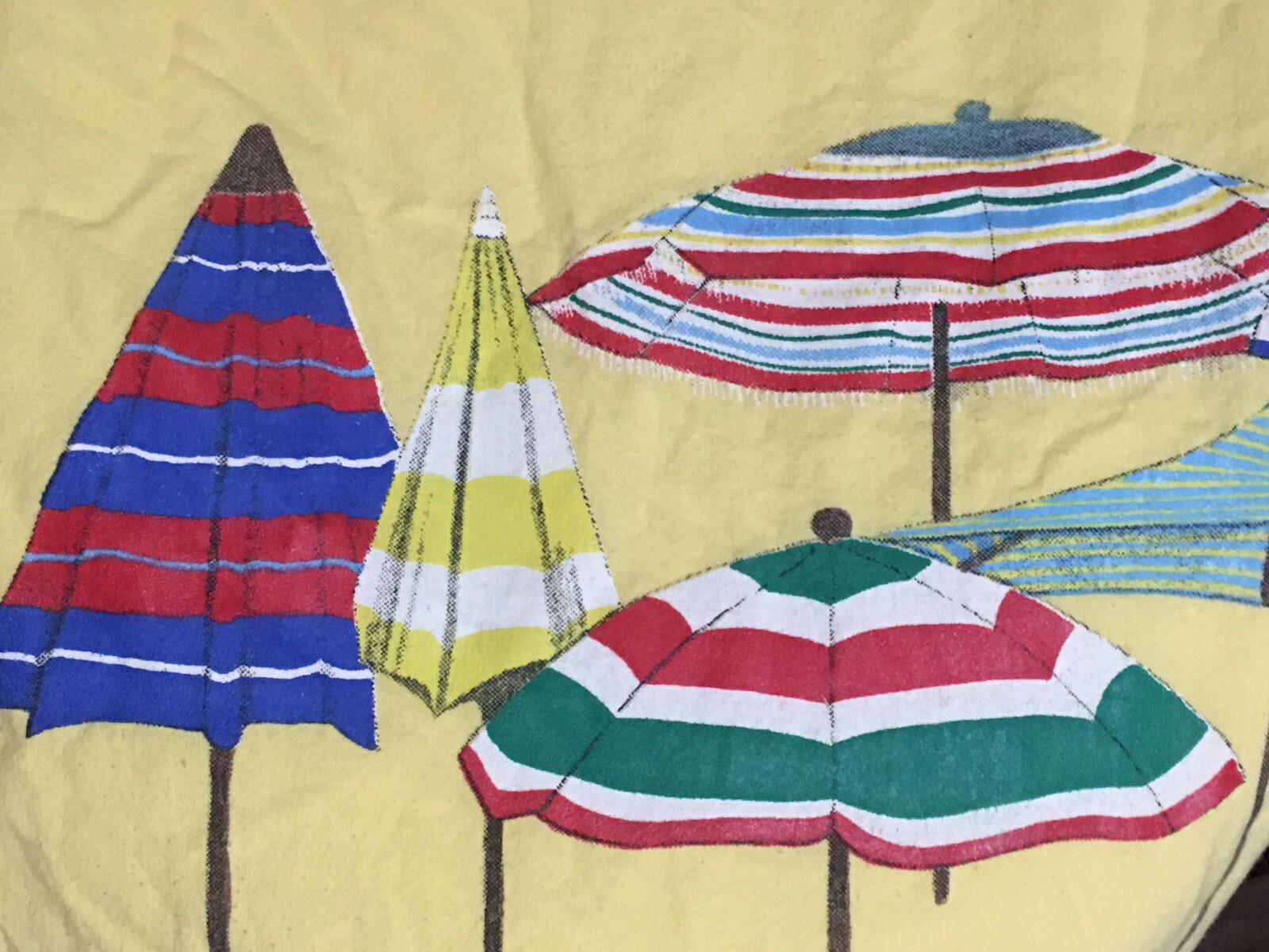 Vintage 1990’s SK Sport Yellow Surfing Beach T-shirt Men’s Sz Small Umbrellas