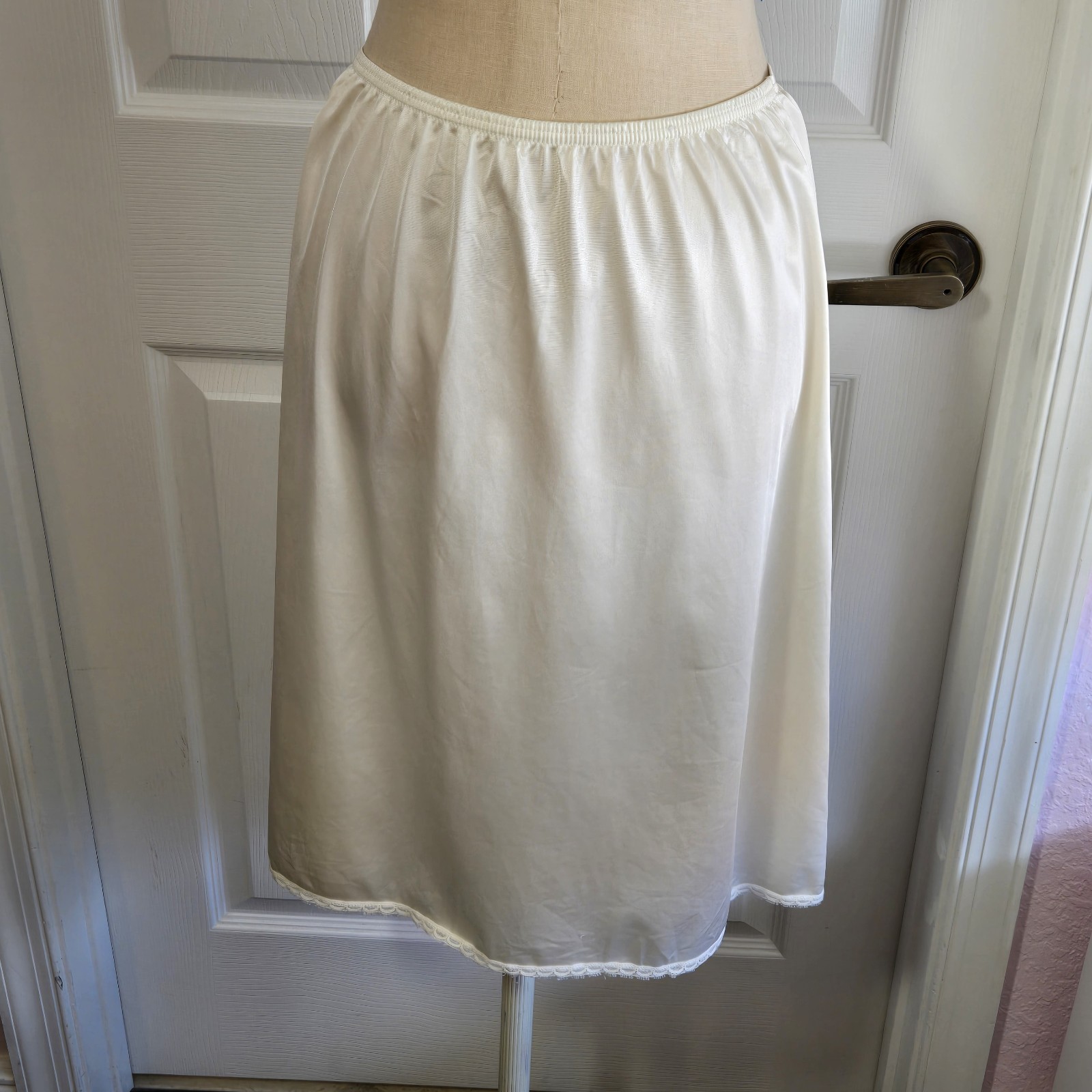 Vanity Fair Vintage Cream Nylon Half Slip Size L 42 Lingerie Made In The USA