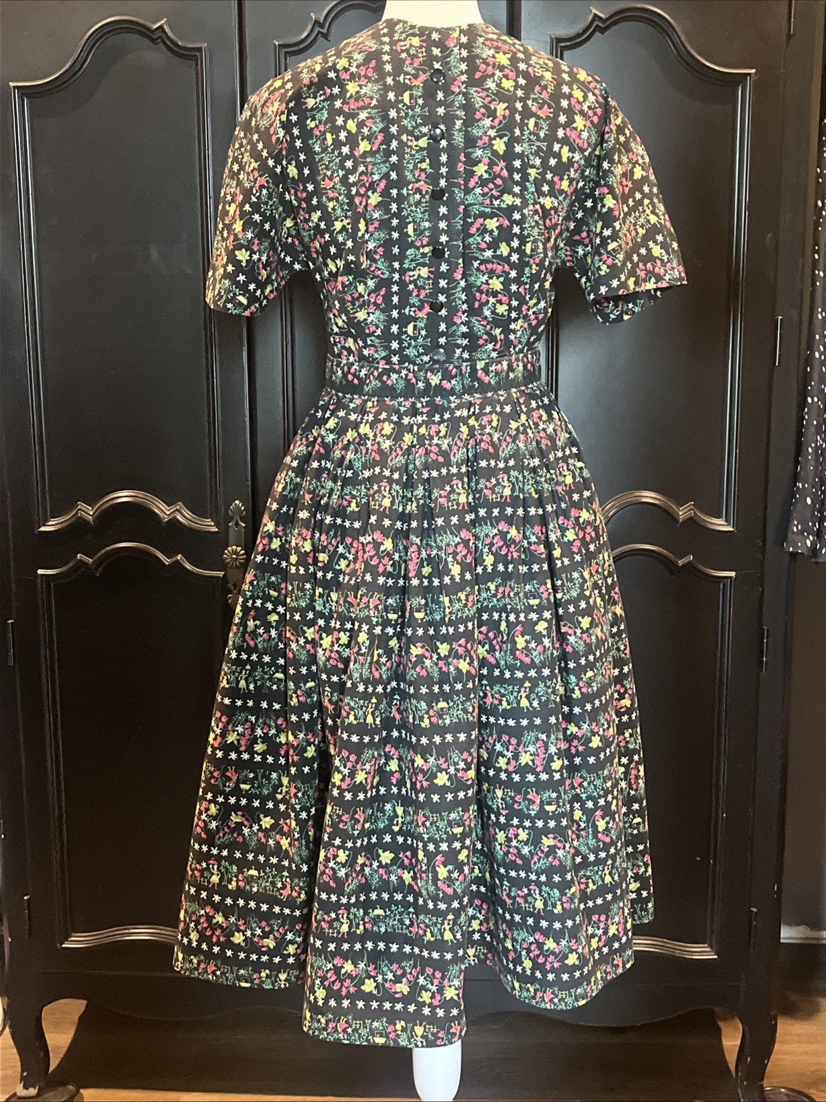 Vtg. 1950’s Full Day Dress Belted Pleated Skirt Novelty Folk Floral Print Sz S