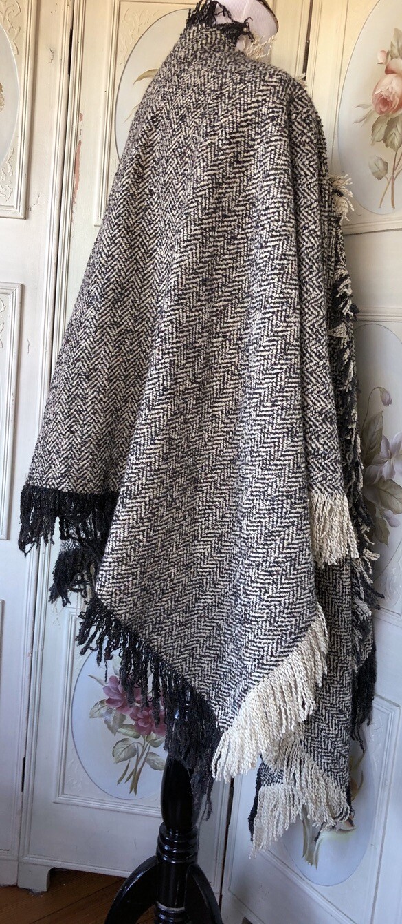 VTG WOOL WOVEN HOUNDSTOOTH IVORY CHARCOAL GRAY-BLACK PONCHO CAPE FRINGED EUC