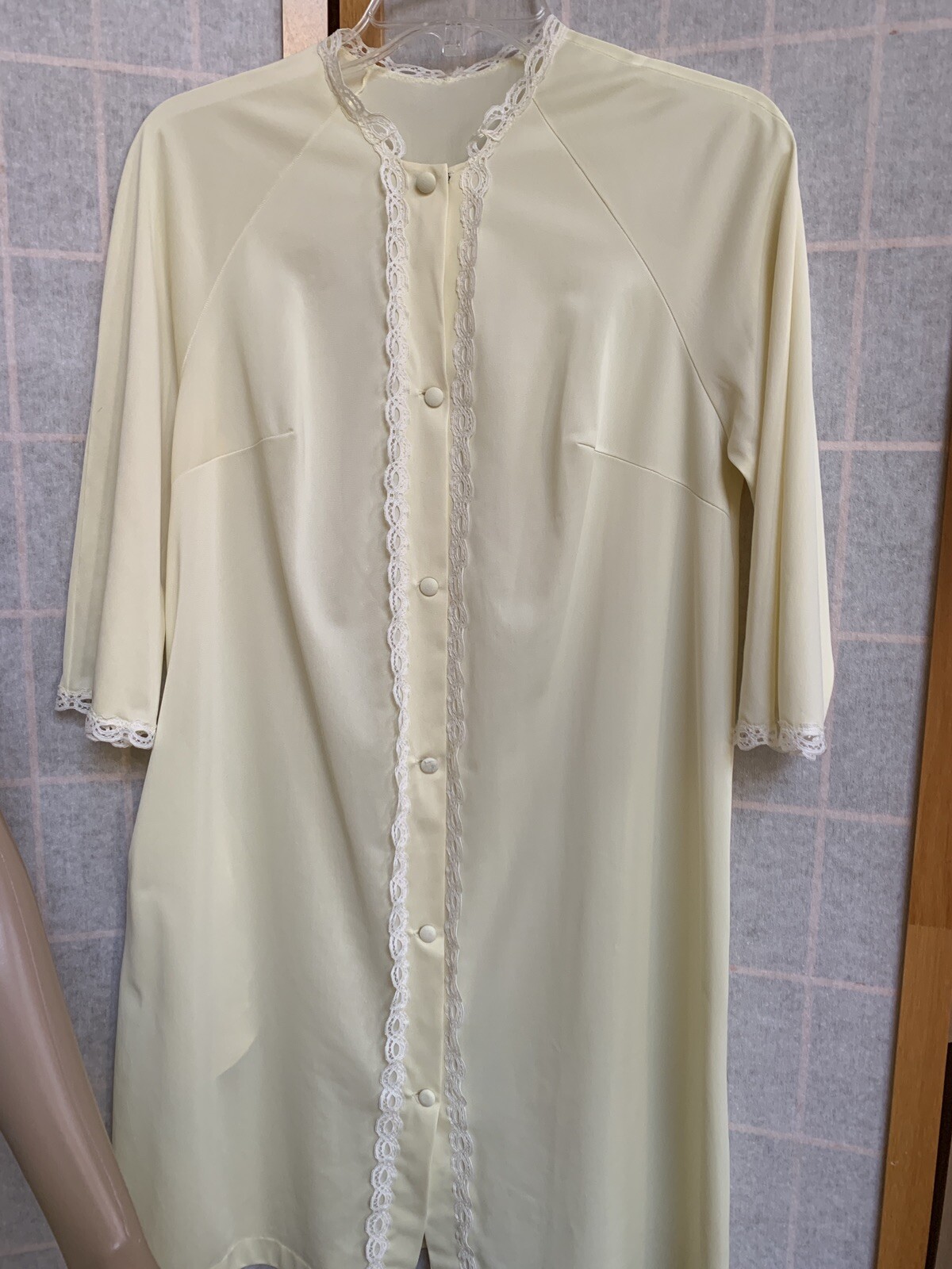 VINTAGE VANITY FAIR PALE YELLOW NYLON NIGHTGOWN & ROBE SET–SIZE XSMALL