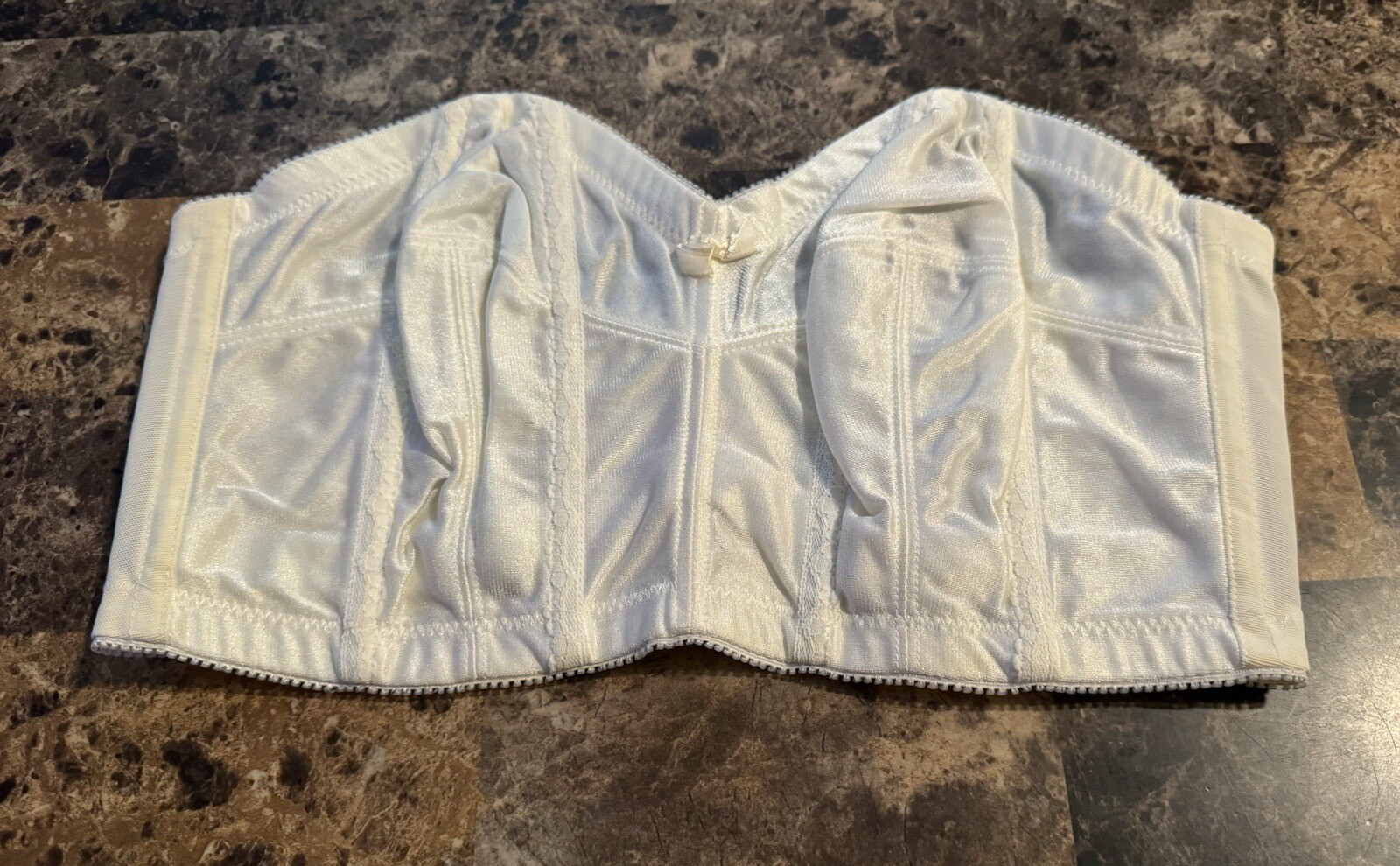 VINTAGE WYNETTE VALMONT STRAPLESS BONED BRA! 38 C. CREAM