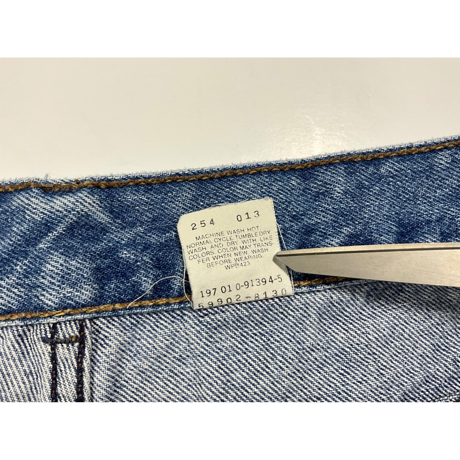 VINTAGE Levis 900 Series Womens 24 Tapered Leg Jeans Medium Wash Blue Denim