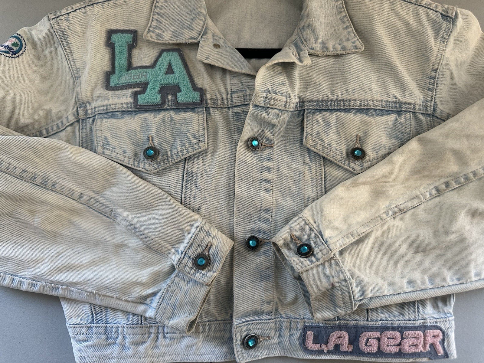 Vintage LA Gear Cropped Denim Jacket M Acid Wash Chenille Patch 80s Hong Kong