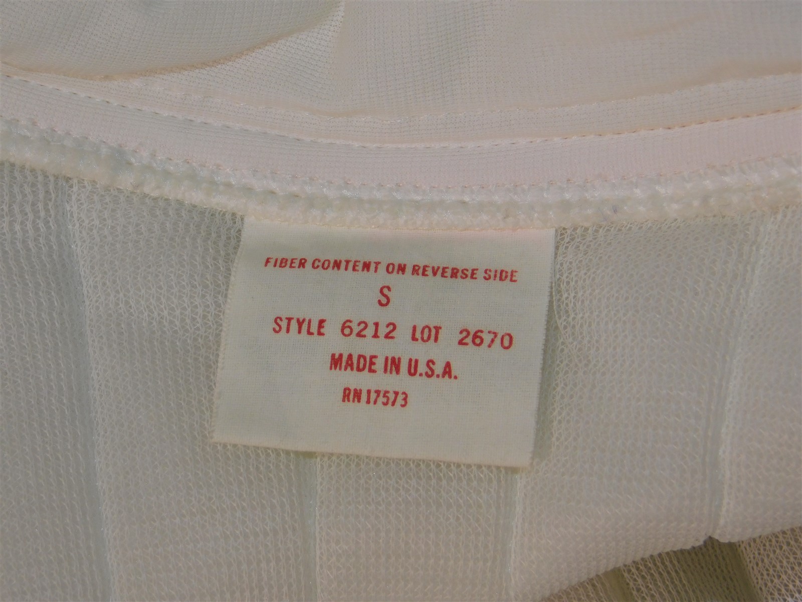 NWT Vintage 1970s Women’s White Nylon Floral Quilted Puff Robe Size Small