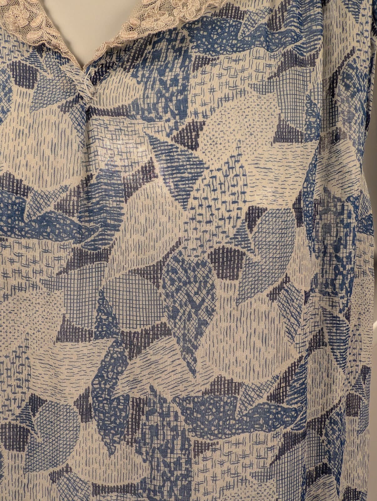 1920’S BLUE ABSTRACT PRINT MUSLIN DRESS W LACE COLLAR