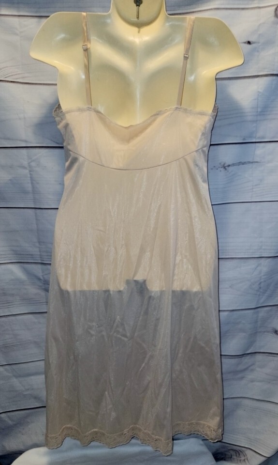 VTG 80’s Vanity Fair 36 Tin Full Slip Lace Bust Nylon Lace Trim 10-103 26″/42