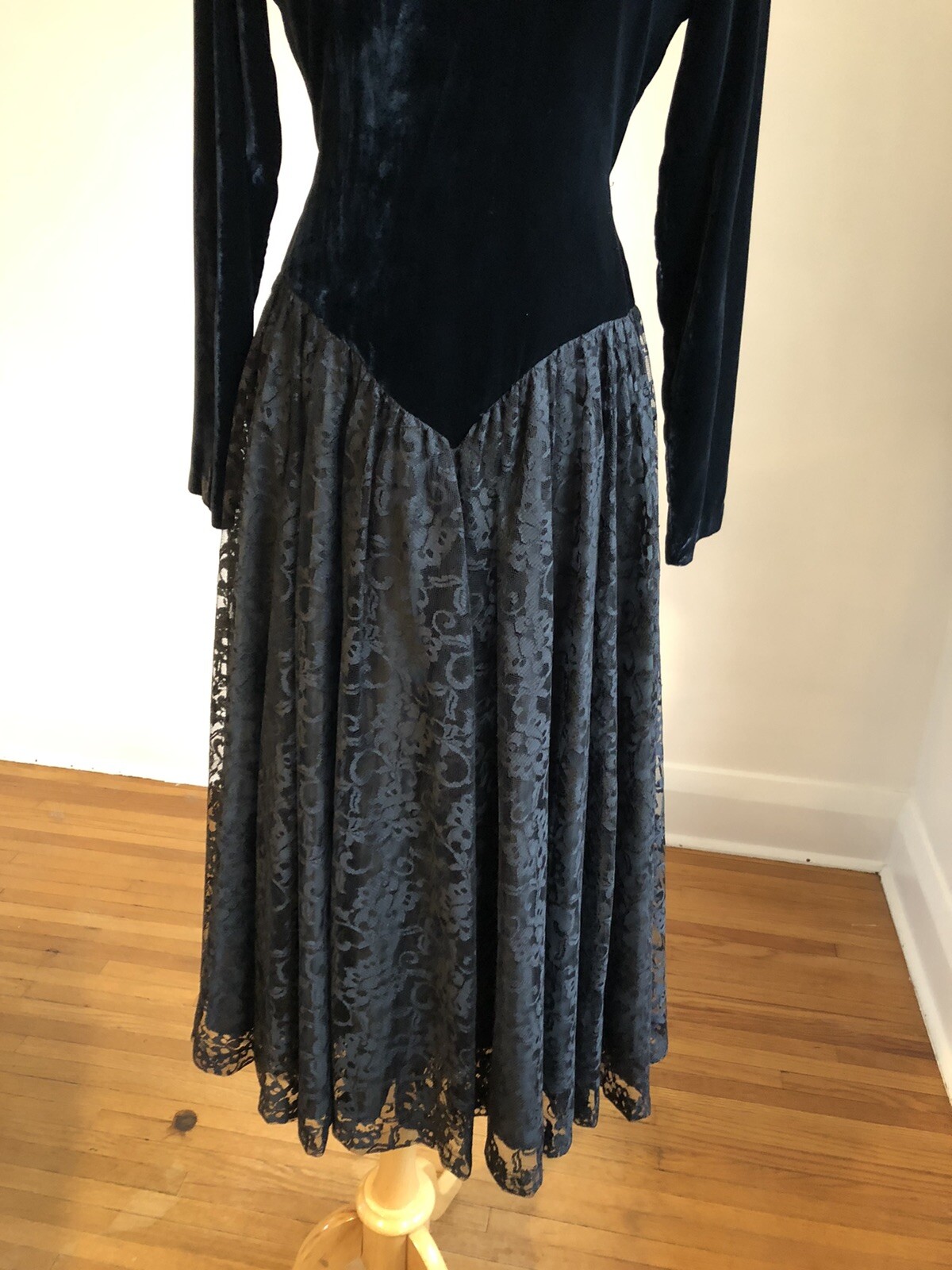 STUNNING VTG JACKIE BERNARD For EKLEKTIC Black Velvet & Lace Dress SZ 4