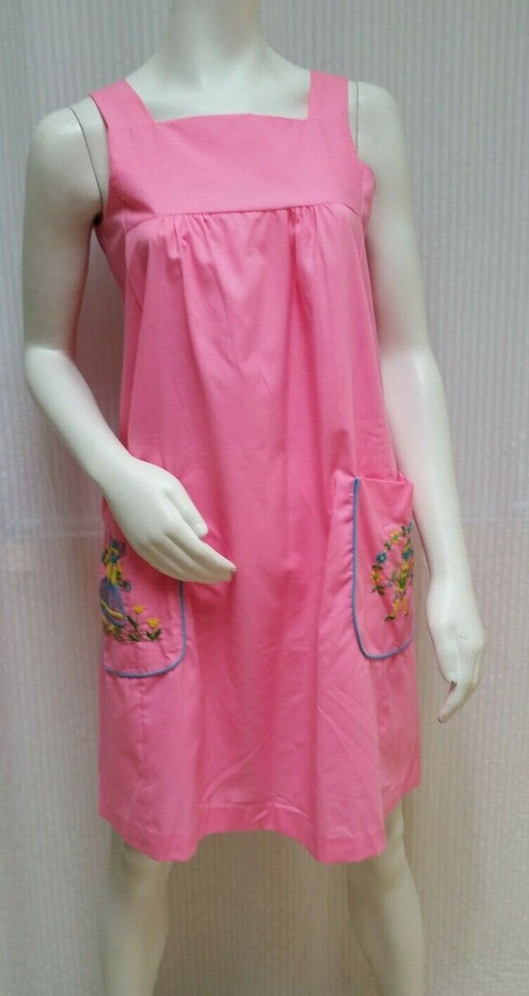 Vintage PLAZA 9 Pink Pinafore Babydoll Dress w/ Embroidered Pockets – Size S/M