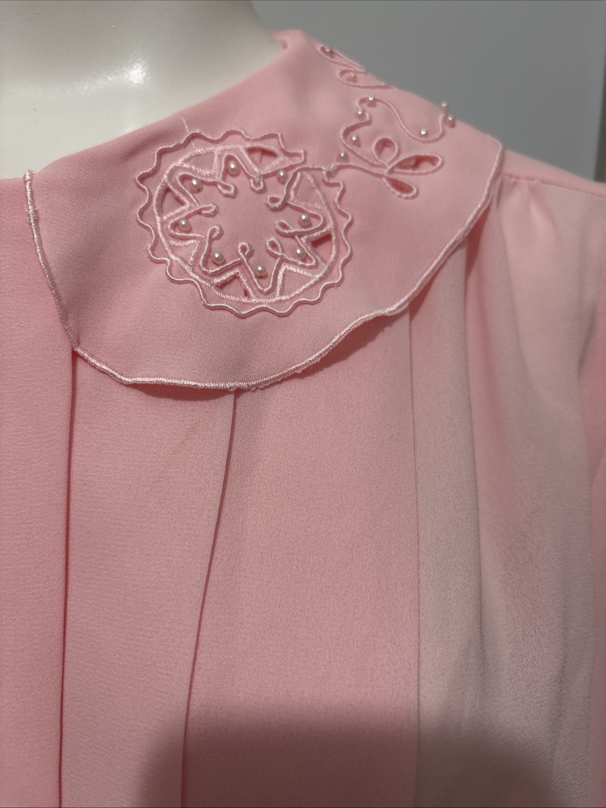 Gorgeous Vtg Kirsten Grey Pink embroidered Pleated Faux Pearls Blouse Sz 8