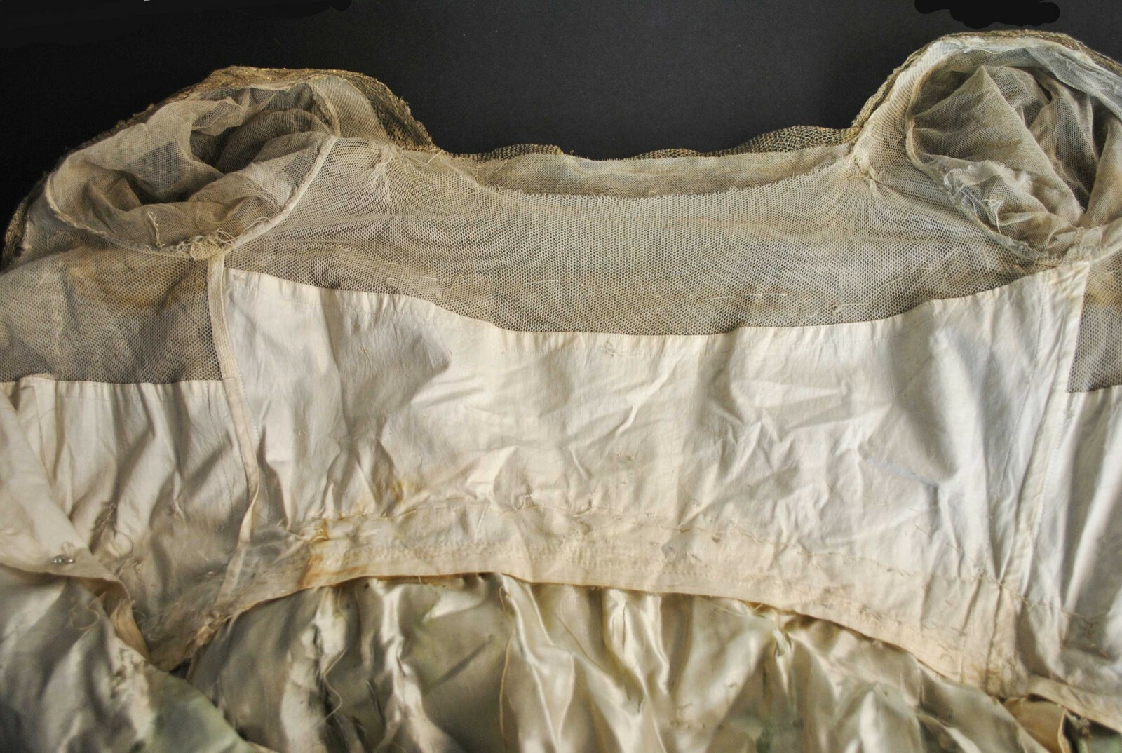 FLAPPER SILK SATIN EVENING DRESS, 1920s, METALLIC LACE TRIM AND NETTING