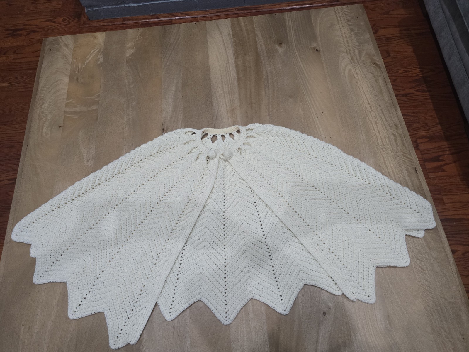 VTG 70s Handmade Crochet Cape Poncho Ivory Chevron Zig Zag Scalloped Knit Shawl