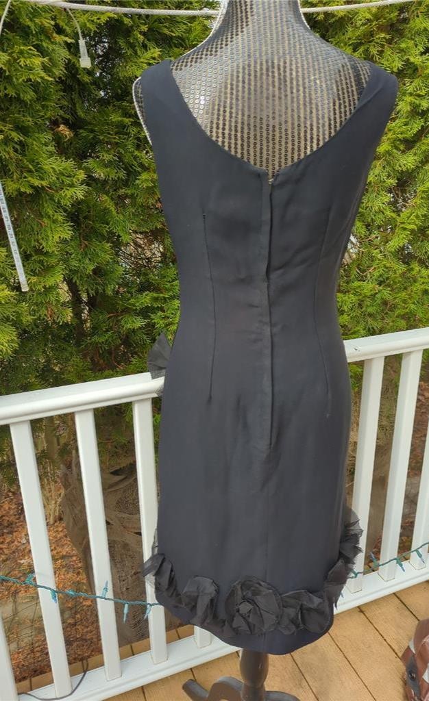 1950’s VINTAGE BLACK CREPE RUFFLE TRIM COCKTAIL METAL ZIPPER DRESS 36″ BUST