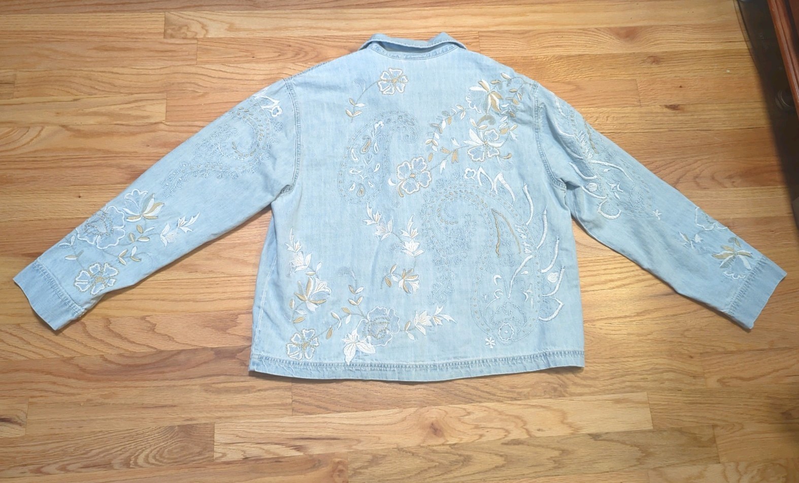 Vintage Chicos Light Wash Denim Embroidered Button Up Jacket Size 2 Boho Western
