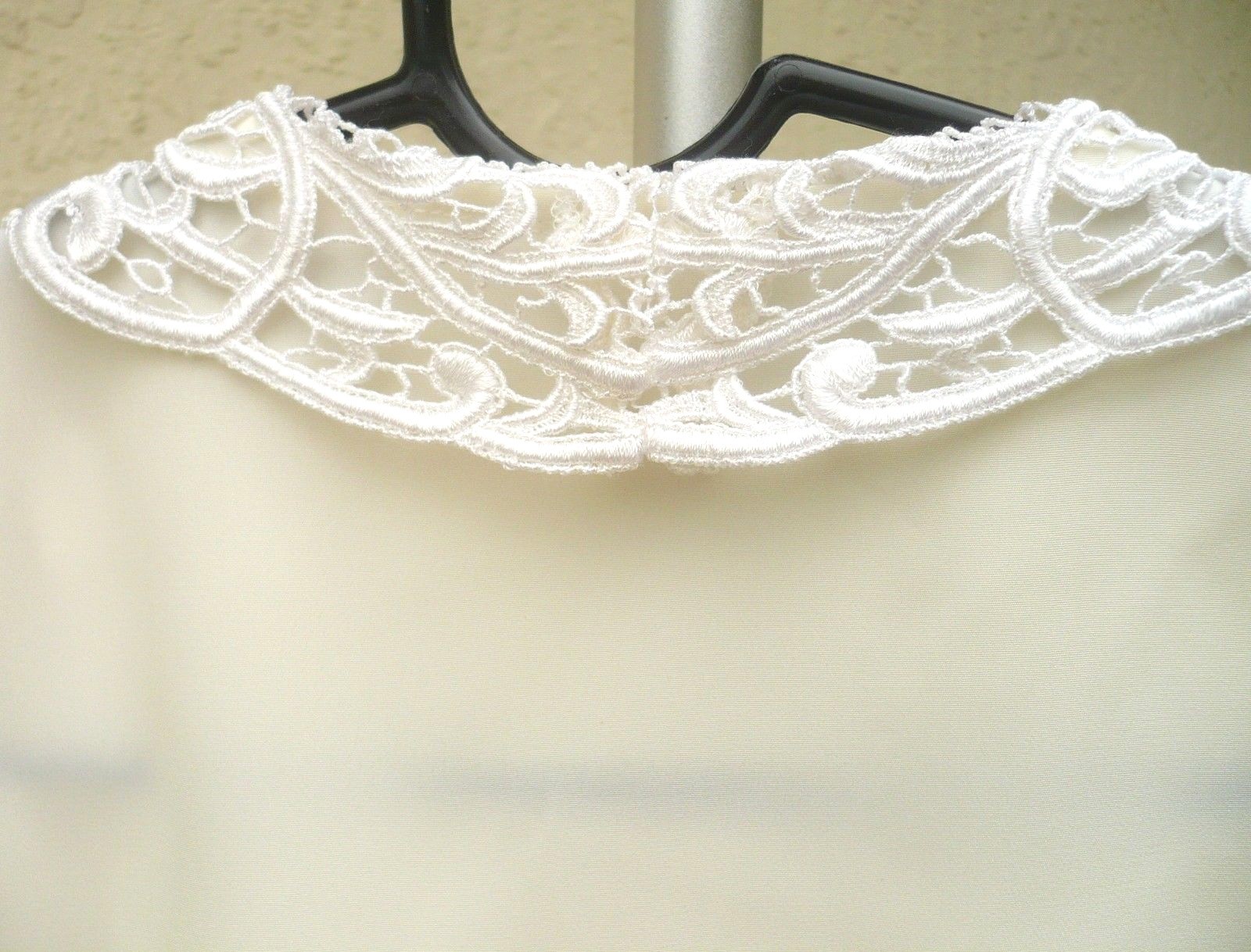 VTG 80S IVORY SATIN LACY PEARL CUTOUT LACE PETER PAN COLLAR BLOUSE S M P WOMEN