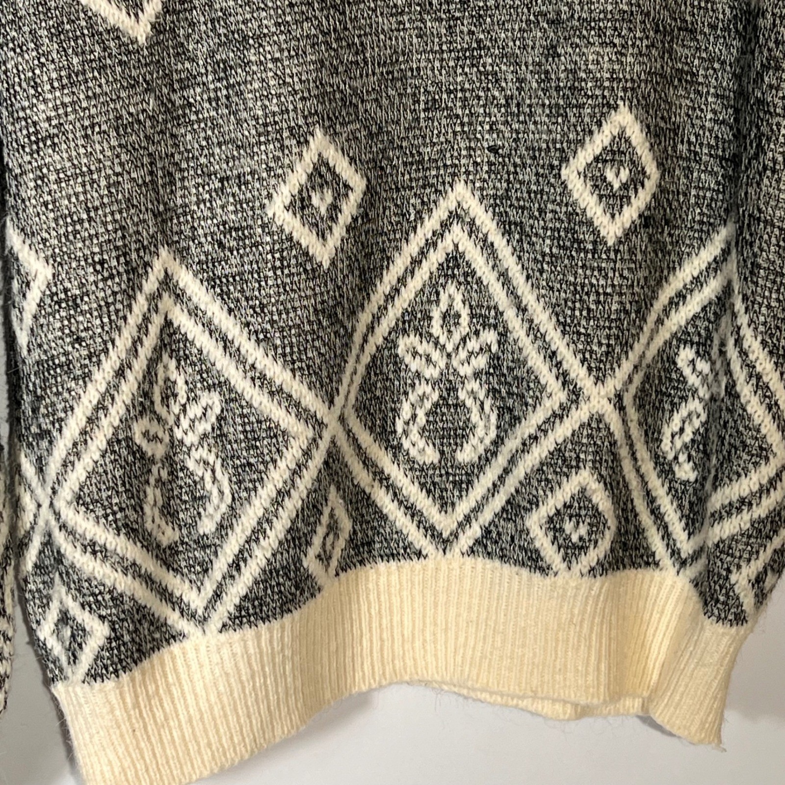 Vintage Fast Turn Sweater Medium Diamond Pattern Geometric Knit Gray Cream