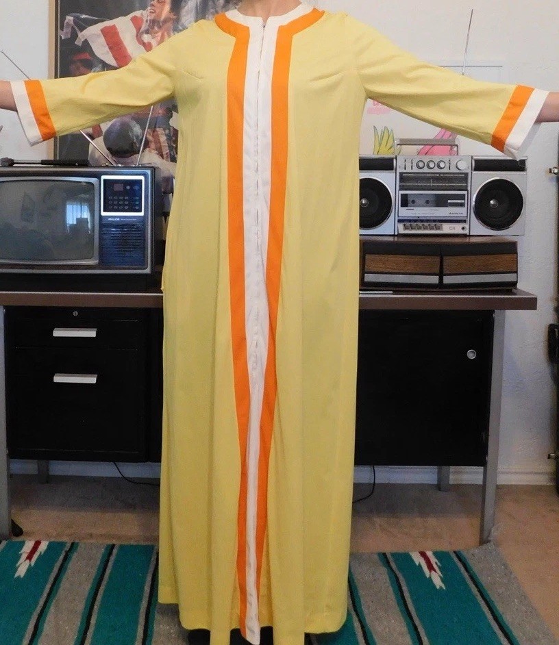 JCPenney Vintage Loungewear Robe Yellow Orange White Regular Size S