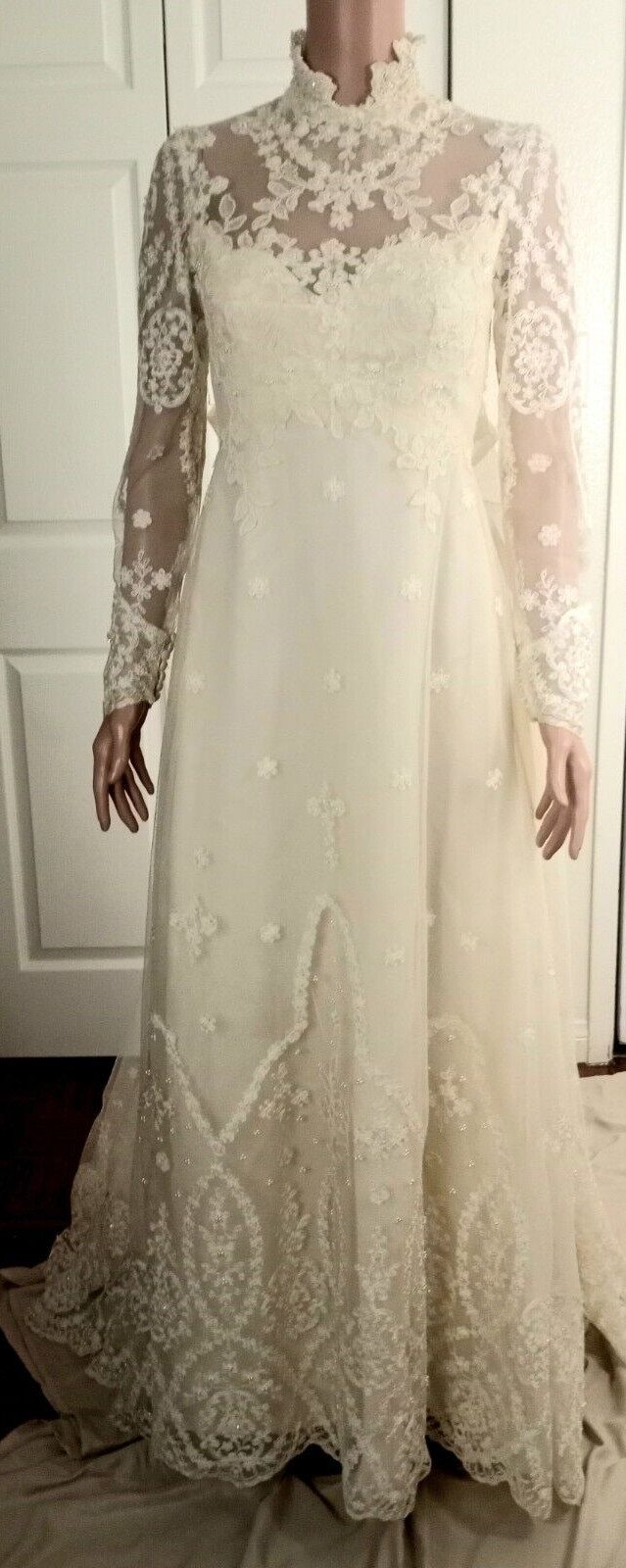VINTAGE 60’s FRENCH CHANTILLY LACE HANDMADE BEIGE CLASSIC WEDDING DRESS SIZE 4