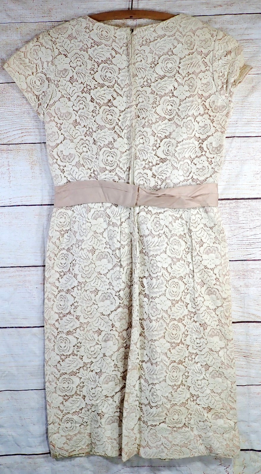Vtg 1960s French Style Alencon Lace Sheath Cocktail Dress M Regal Zip Salmon Bow