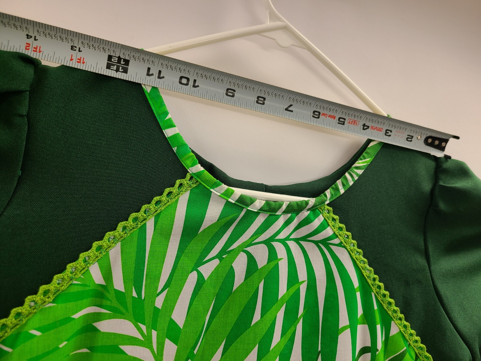 Hawaiian Dress Vintage Size M/10 White & Green Midi Tribal Print Short Sleeve