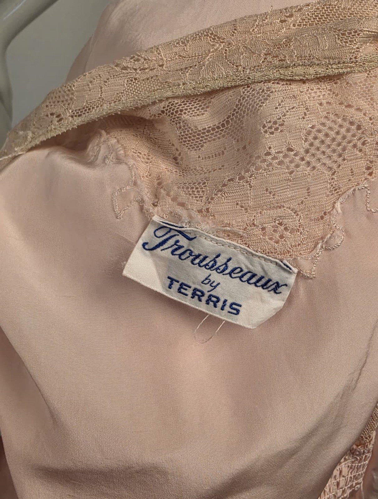 ANTIQUE 1930’S PETAL PINK RAYON BED JACKET W LACE TRIM
