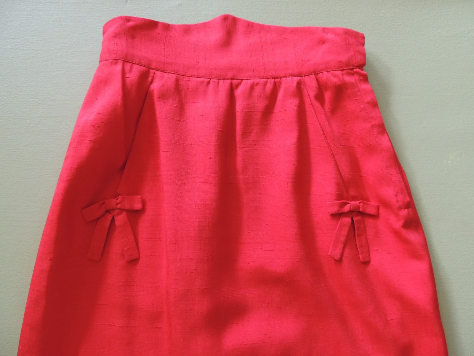 S Petite 50s Iconic Red Women’s Skirt Suit Pure Silk Dupioni Loomed n Italy Bows