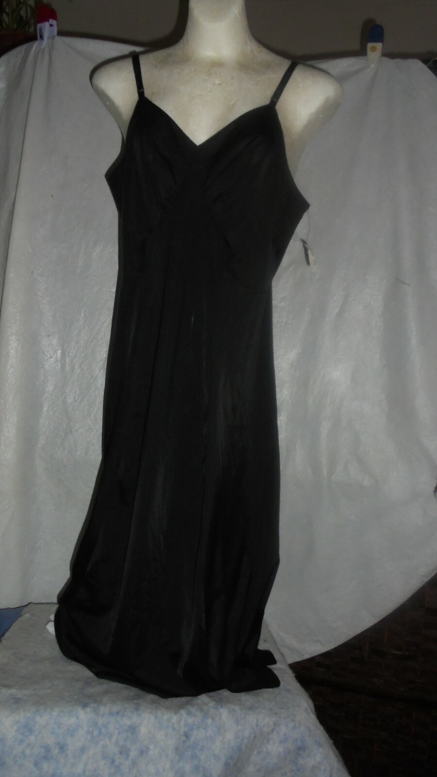BLACK FULL SLIP, ADJUSTABLE,STRAPS. SZ SM,BUST 32″ B WAIST 28″ DISPLAY MODEL