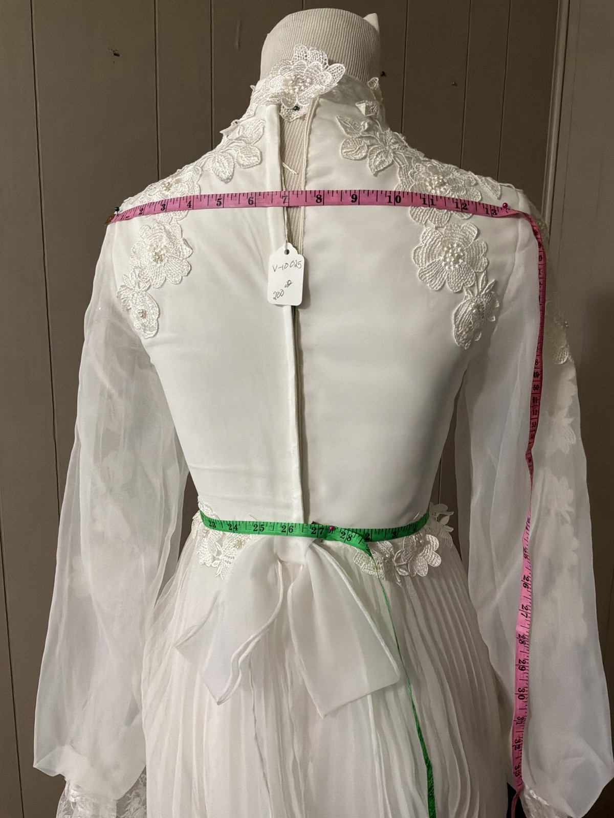 1960’s Vintage Wedding Gown Regal Neckline Delicate Lace Petite XS