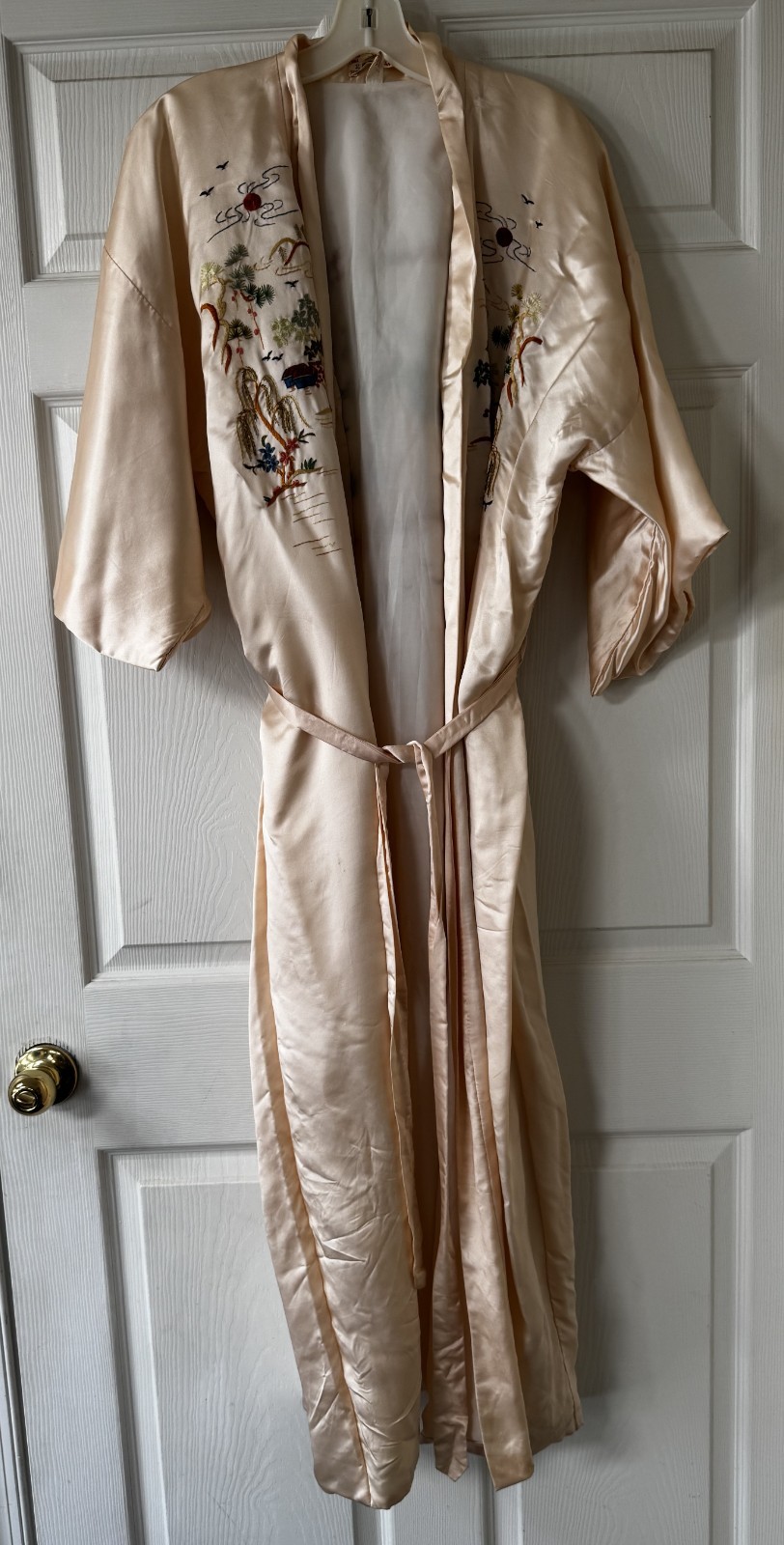 Vintage Ancient Dragon Beijing Hand Embroidered Scenic 100% Silk Robe Sz L